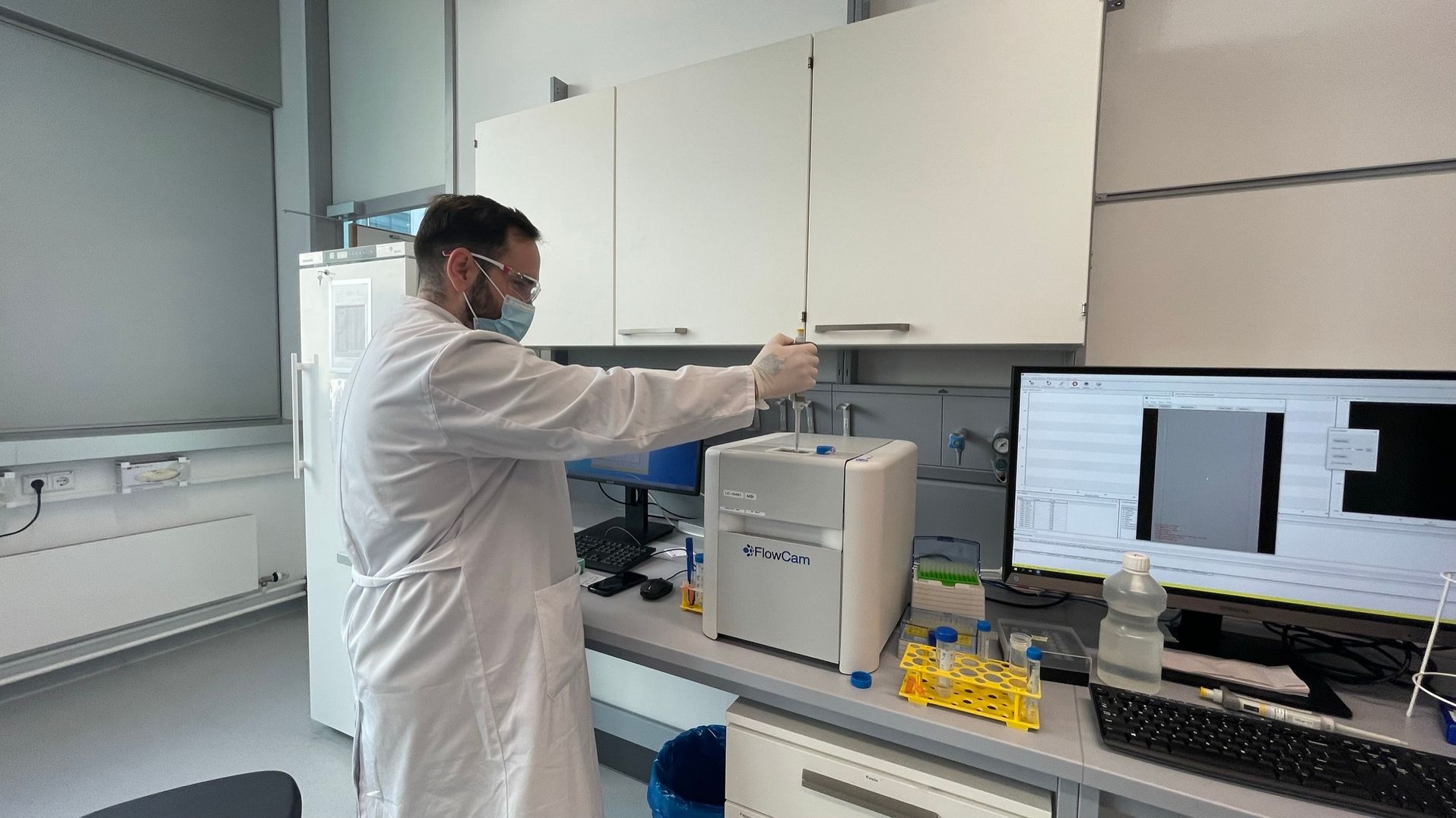 Laboratory assistant