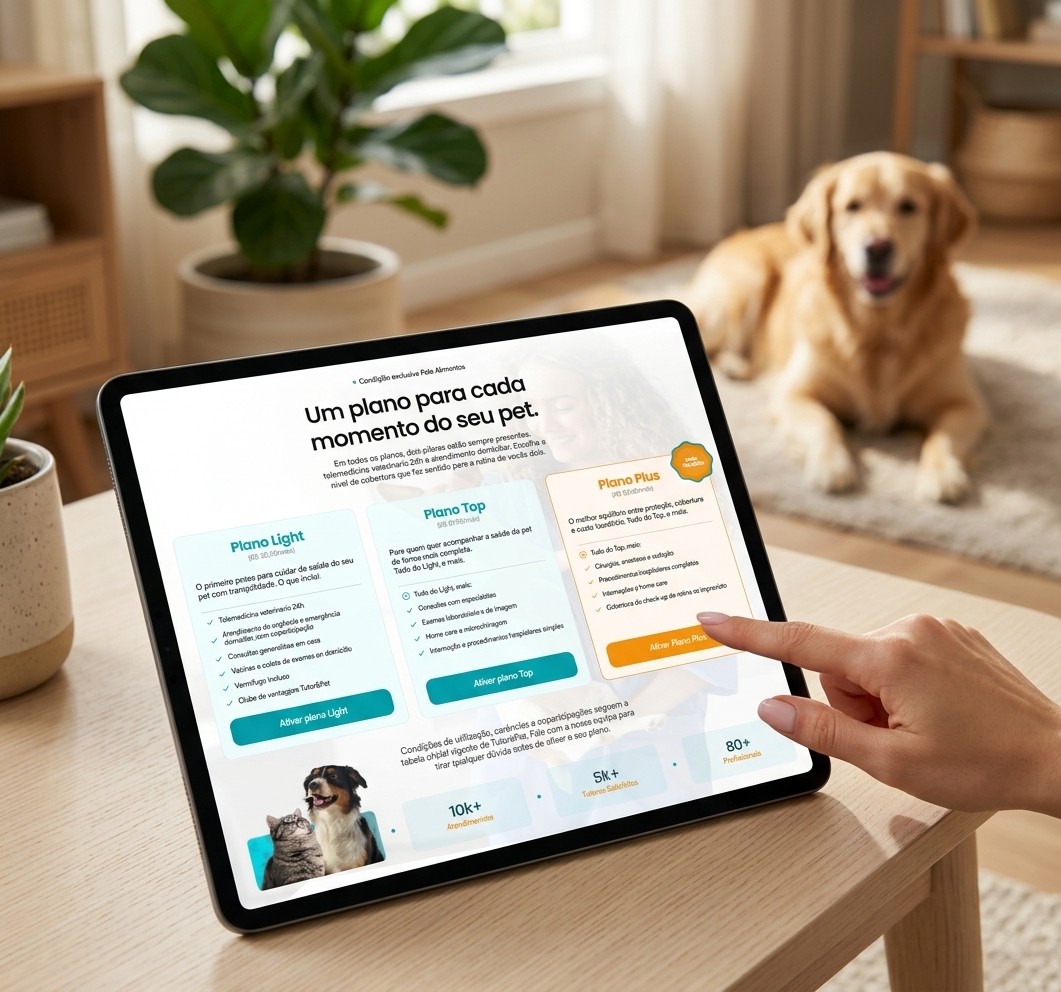 Homem ao telefone com cachorro no colo
