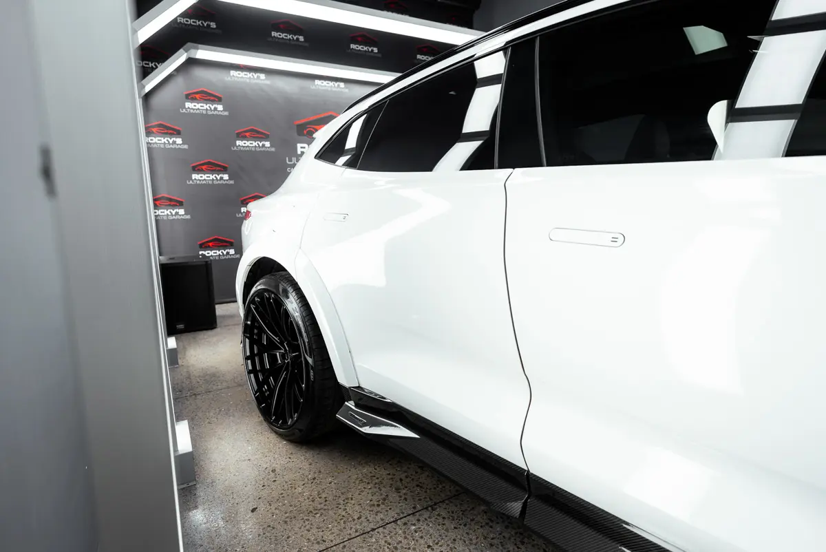 2021 Aston Martin DBX photo 35