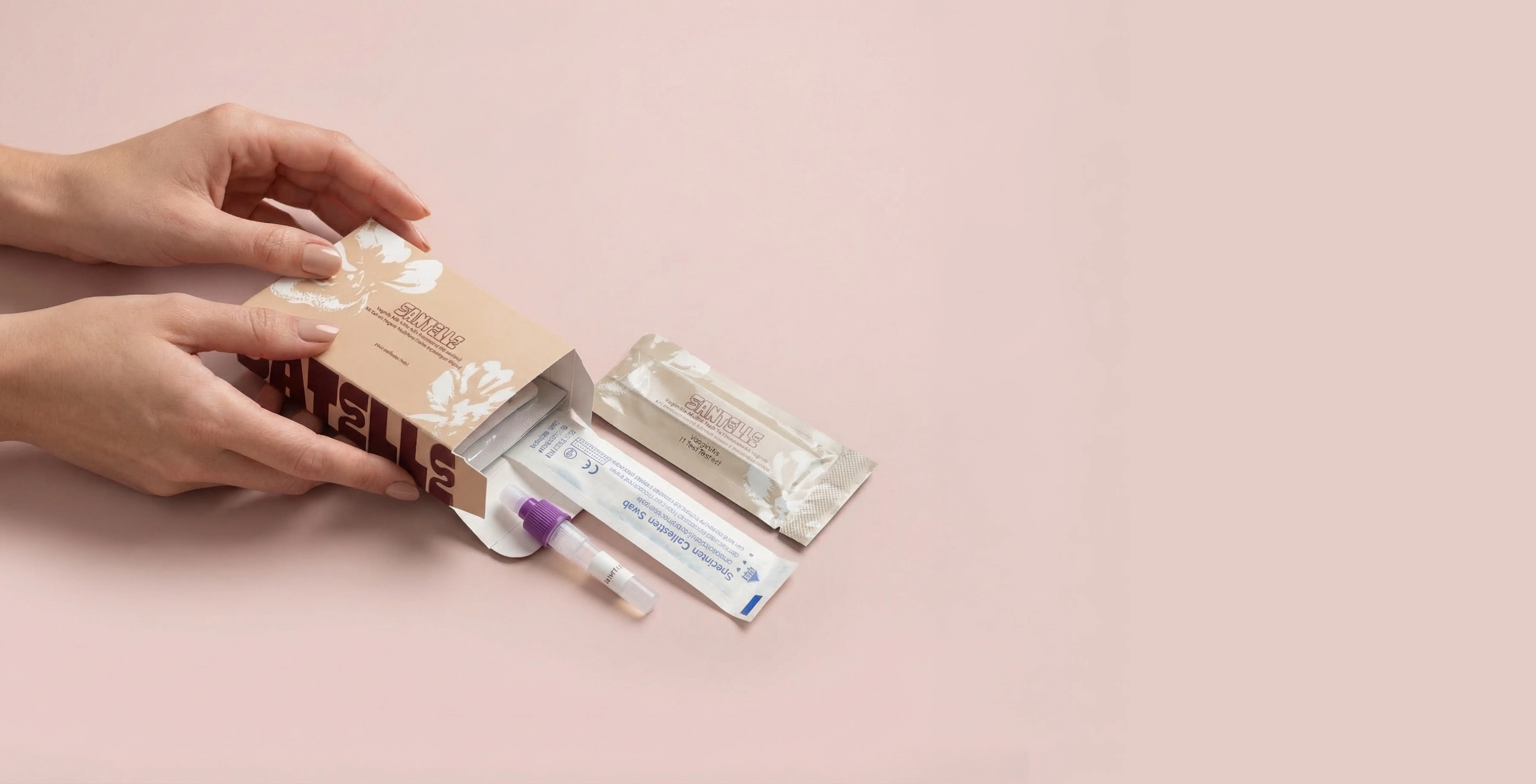 Kit d’auto-test vaginal Santelle à domicile, permettant l’analyse de 6 biomarqueurs pour dépister les déséquilibres et infections vaginales, avec écouvillon stérile et tube de prélèvement sur fond rose.