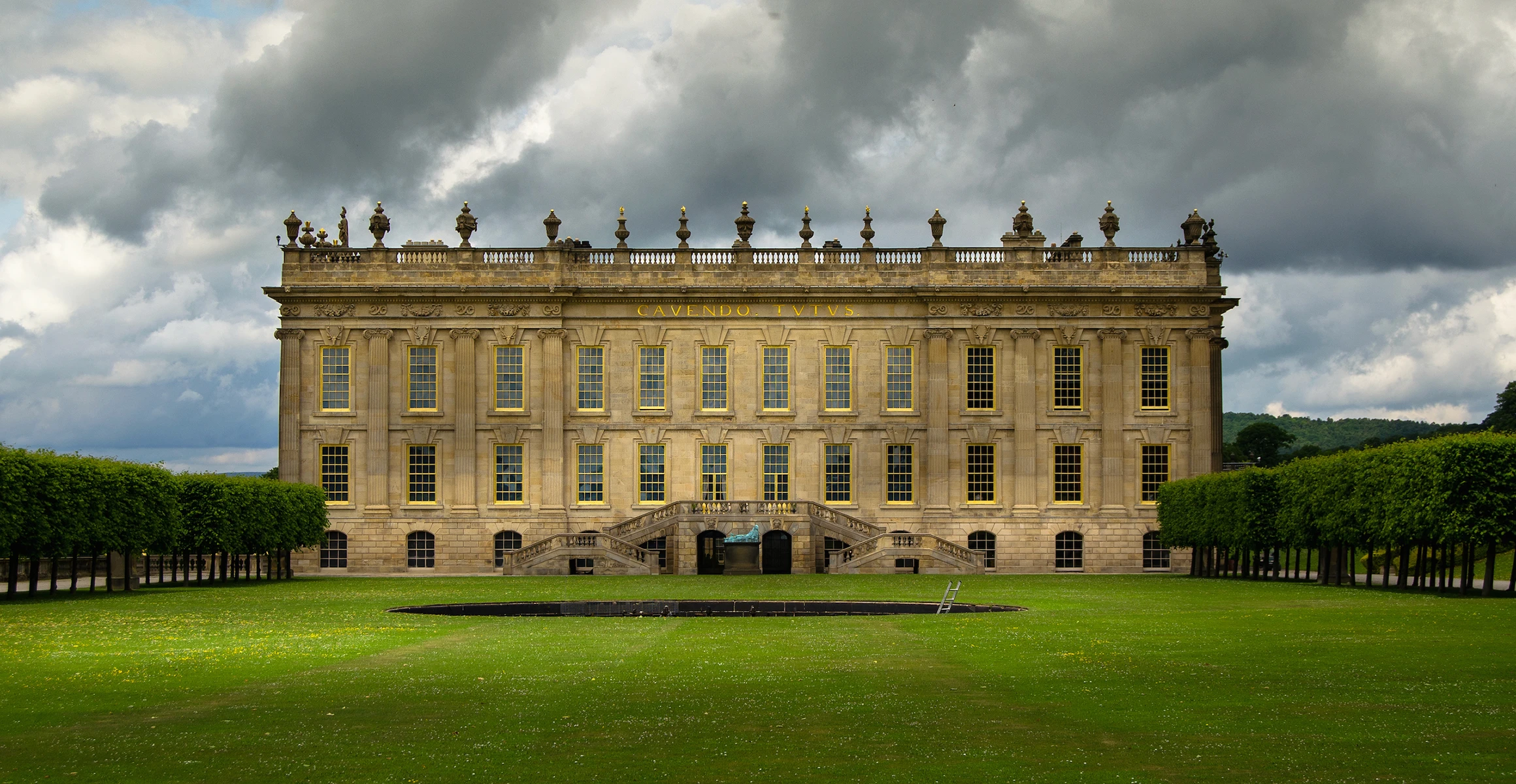 A view acroos the grass of chatsworth house on the hartingtons heritage tours tour of derbyshire