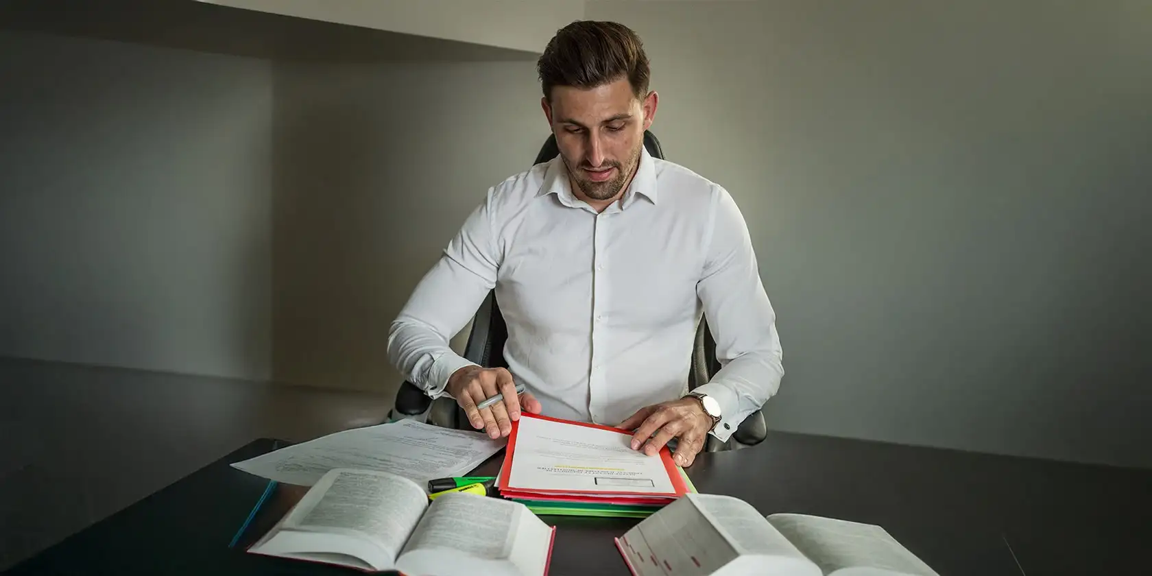 maître david guyon avocat lisant un dossier