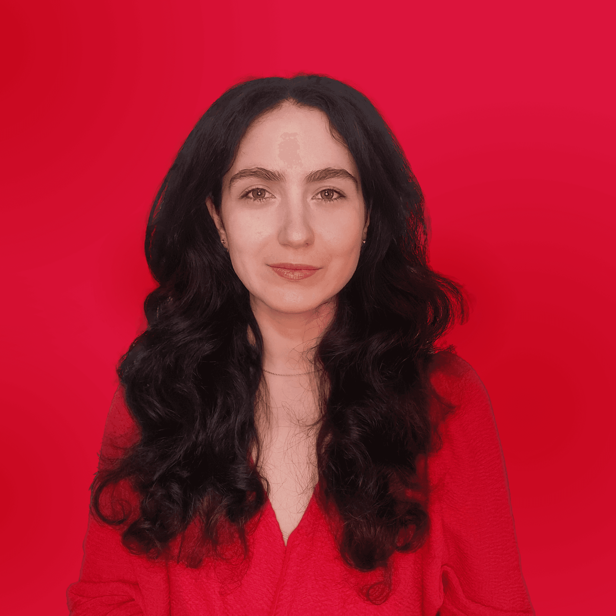 Imagem de Isabel Marlasca, designer de UX/UI, uma mulher branca, de longos cabelos castanhos com uma blusa de manga comprida vermelha sobre um background também vermelho