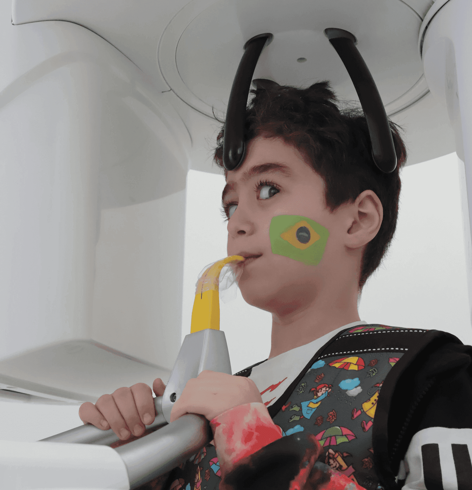 طفل يخضع لأشعة سينية X-ray للكشف عن أي تسوس وتظهر على الطفل علامات الراحة والطمأنينة بفضل أطباء الأطفال المتخصصين في مركز انفزلاين.