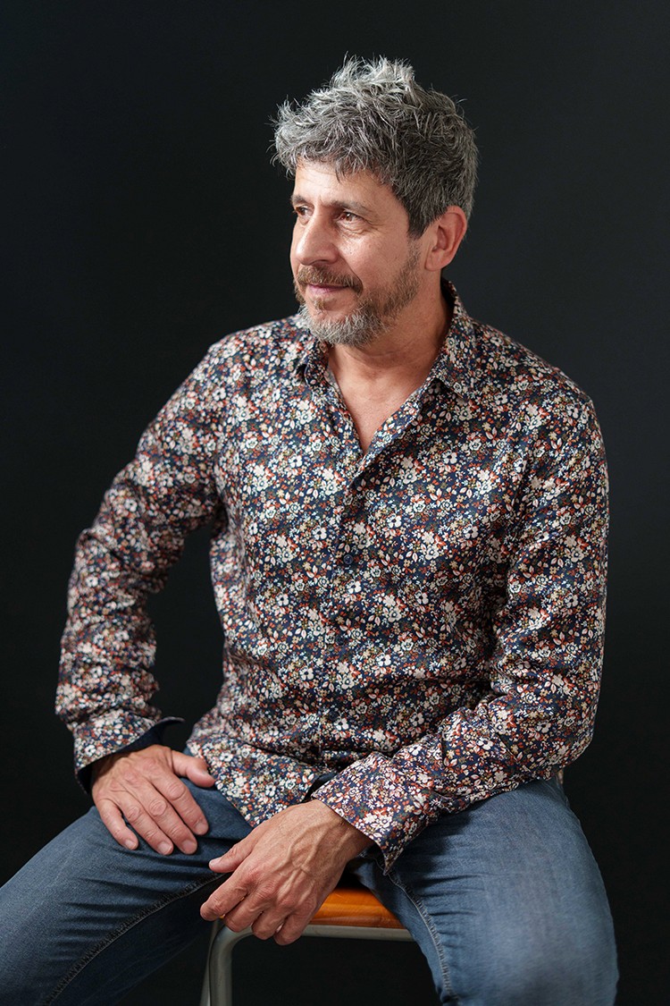 Portrait studio homme chemise à fleur