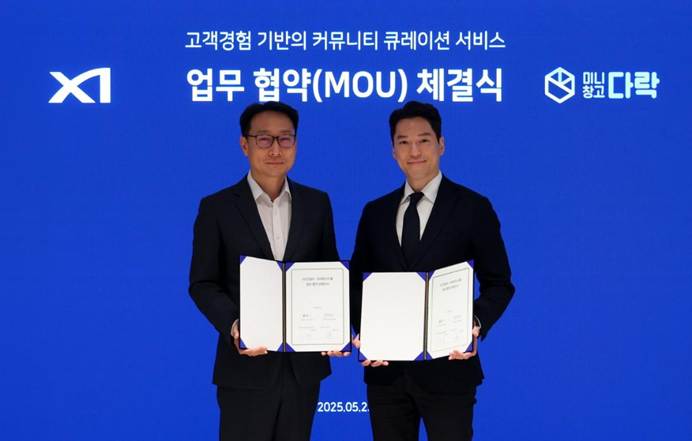 의류, 미소, 사람, 슈트이(가) 표시된 사진

AI 생성 콘텐츠는 정확하지 않을 수 있습니다.