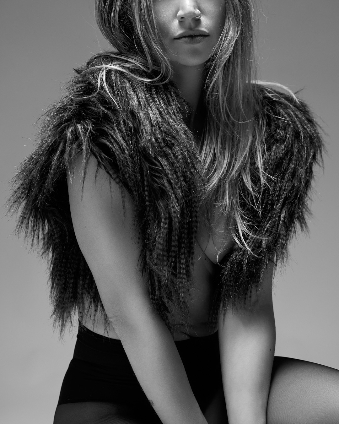 Fotografía de moda en estudio con modelo femenina, cabello largo, con ropa de diseño, representando imagen de marca con calidad y excelencia en Palma, Mallorca.