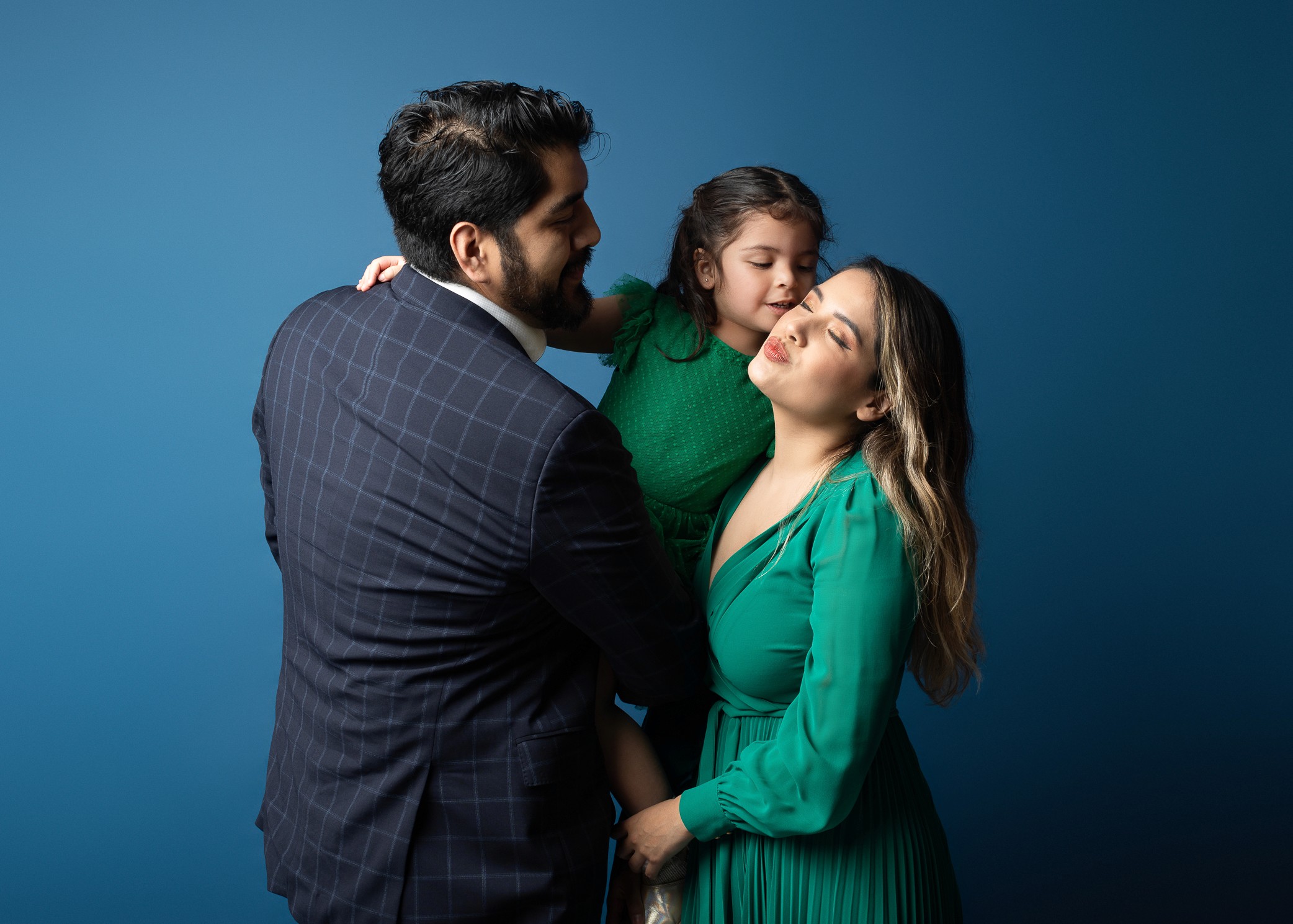 familia riendo durante sesión en estudio fotográfico