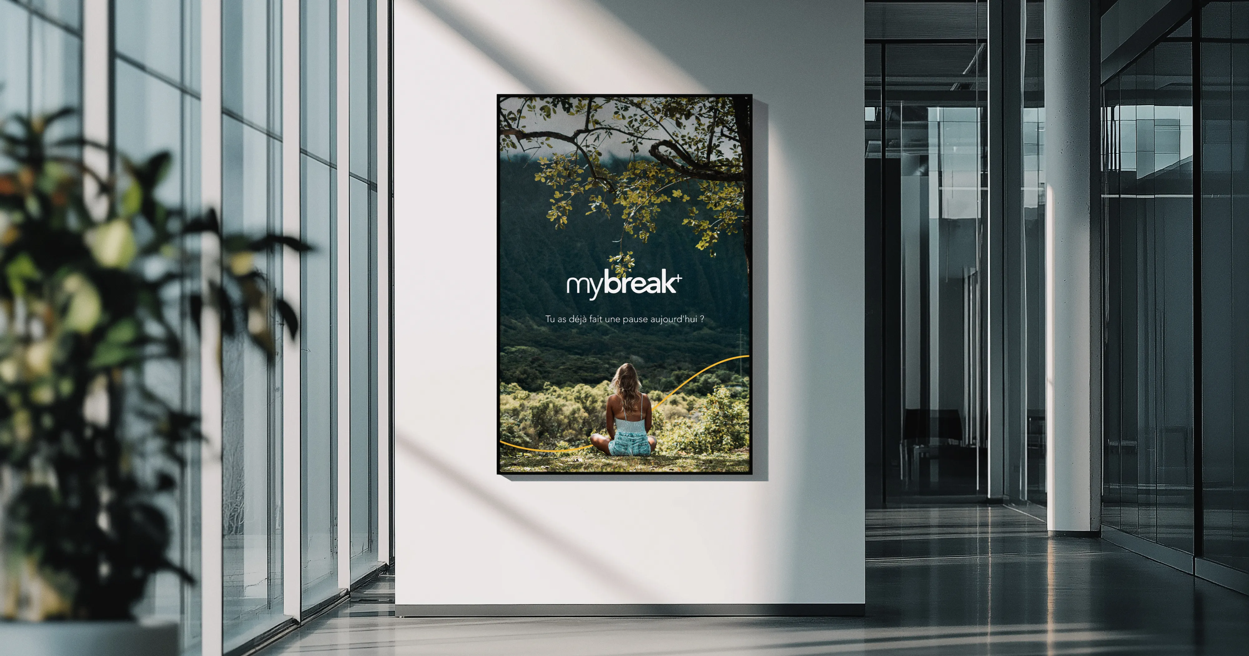 Affiche MyBreak+ dans un couloir d'entreprise moderne