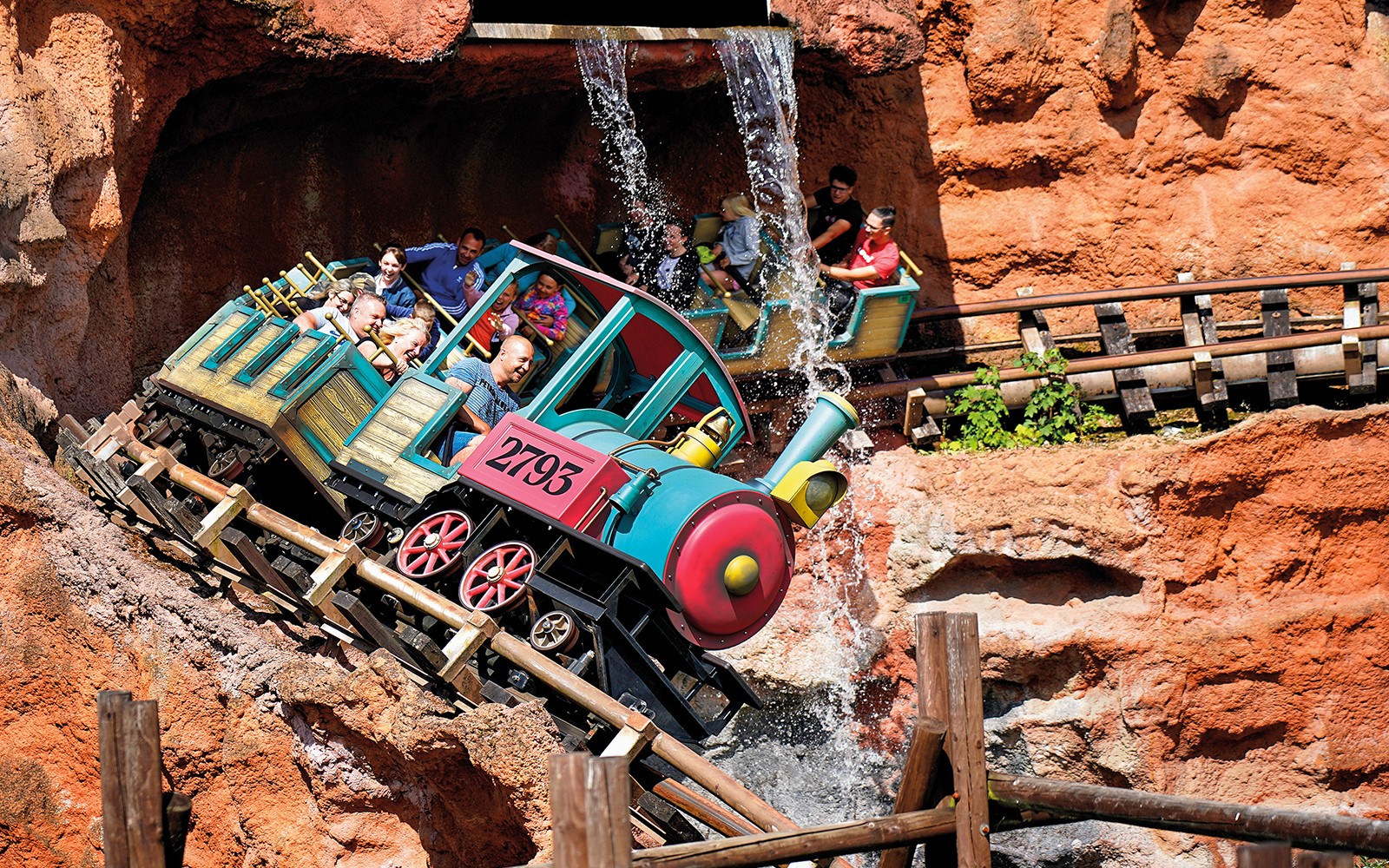 Hullámvasút, amely meredek pályán ereszkedik le utasokkal a Walibi Belgiumban, Wavreban.