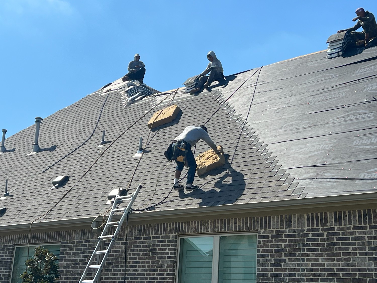 Le Construction, Roof Repair, Hail damge repair, Storm damage repair, leaks repair, construction company