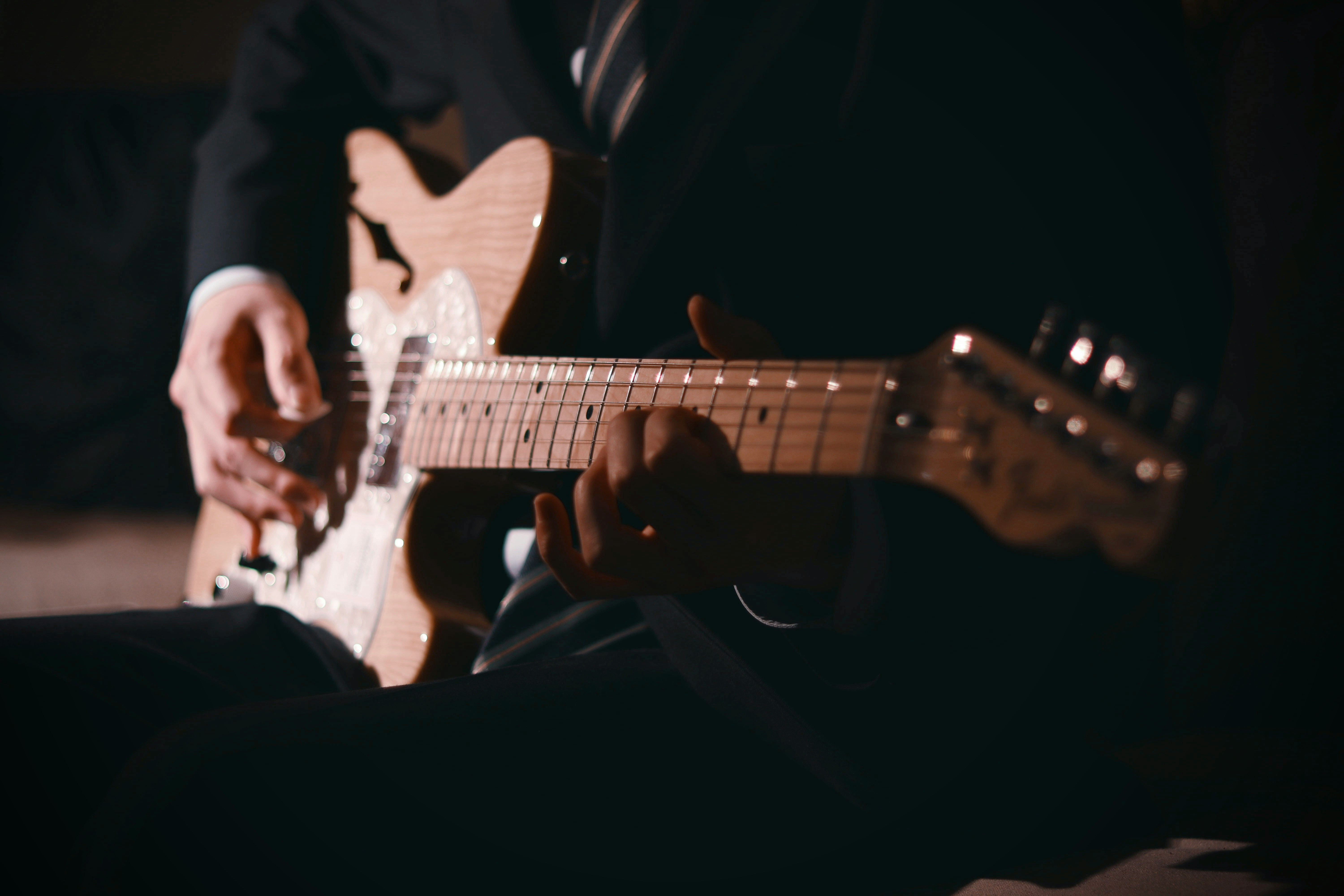 Man fretting a guitar