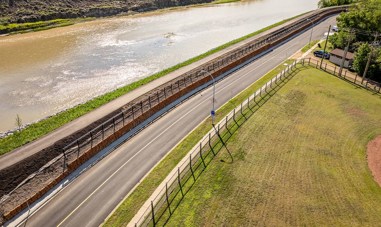 Redi-Rock retaining wall with multi-use pathway along Drumheller downtown flood protection dike