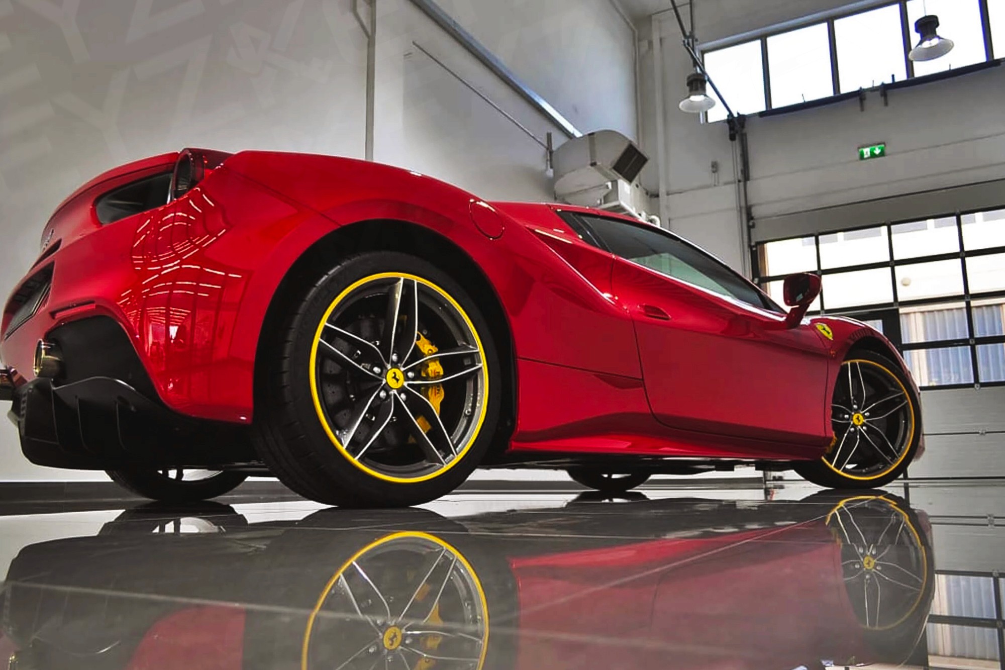 Vue extérieure arrière Ferrari 488 Spider Rouge – Location Supercar à Dubaï | Keyz Rent