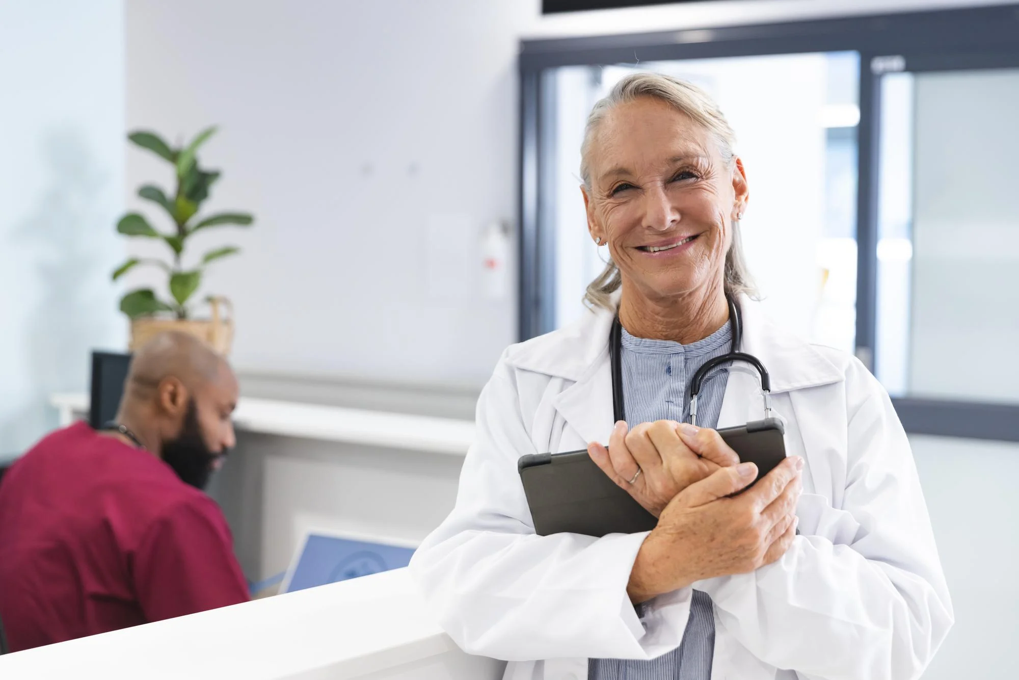 Ärztin mit Tablet in der Klinik