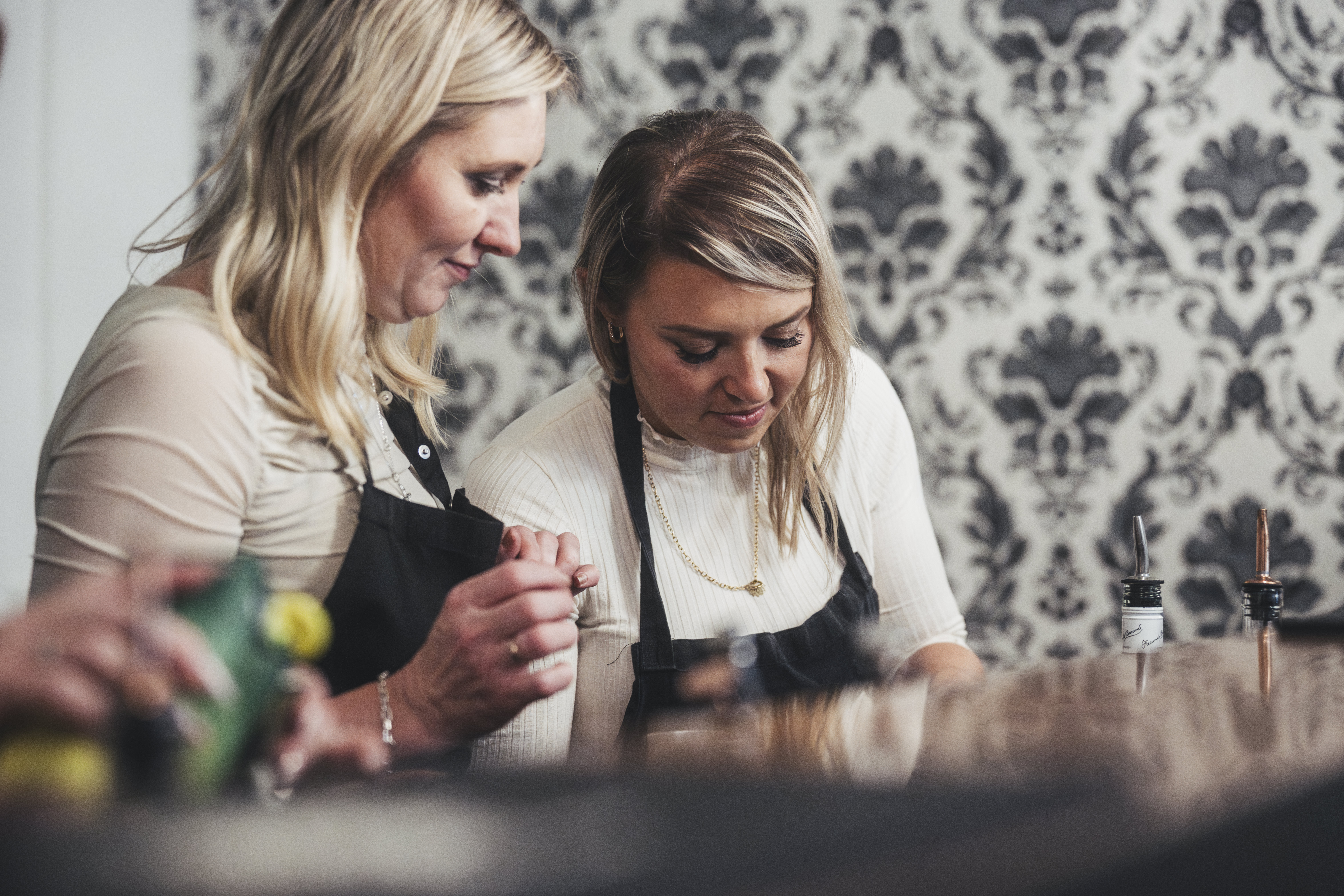Teilnehmer lernen im SAPOORI Barkeeperkurs in Frankfurt klassische Cocktailtechniken und professionelle Bargrundlagen.