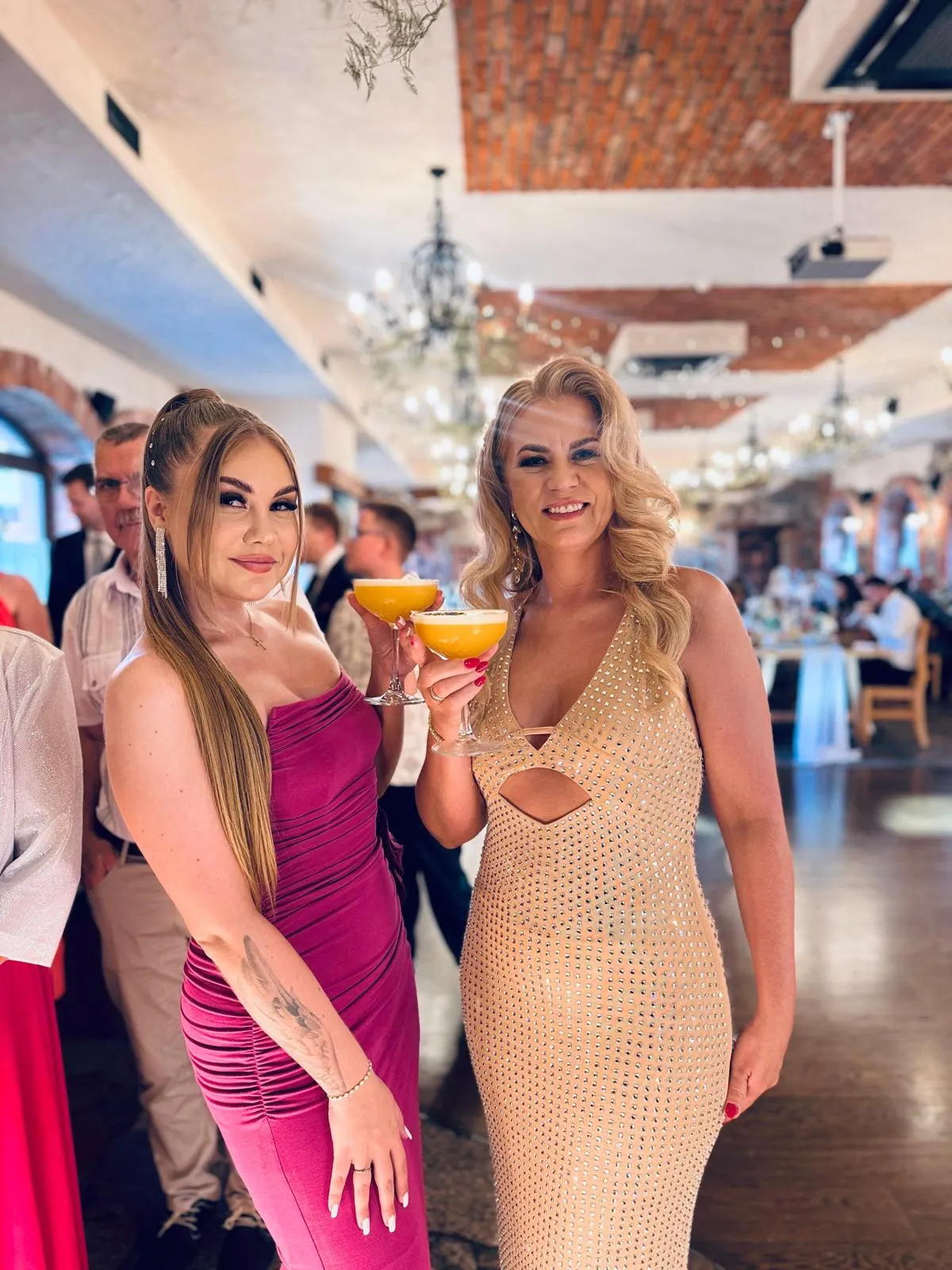 Barman na weselu pokazuje sztuczki barmańskie przed zgromadzonymi gośćmi podczas pokazu barmańskiego