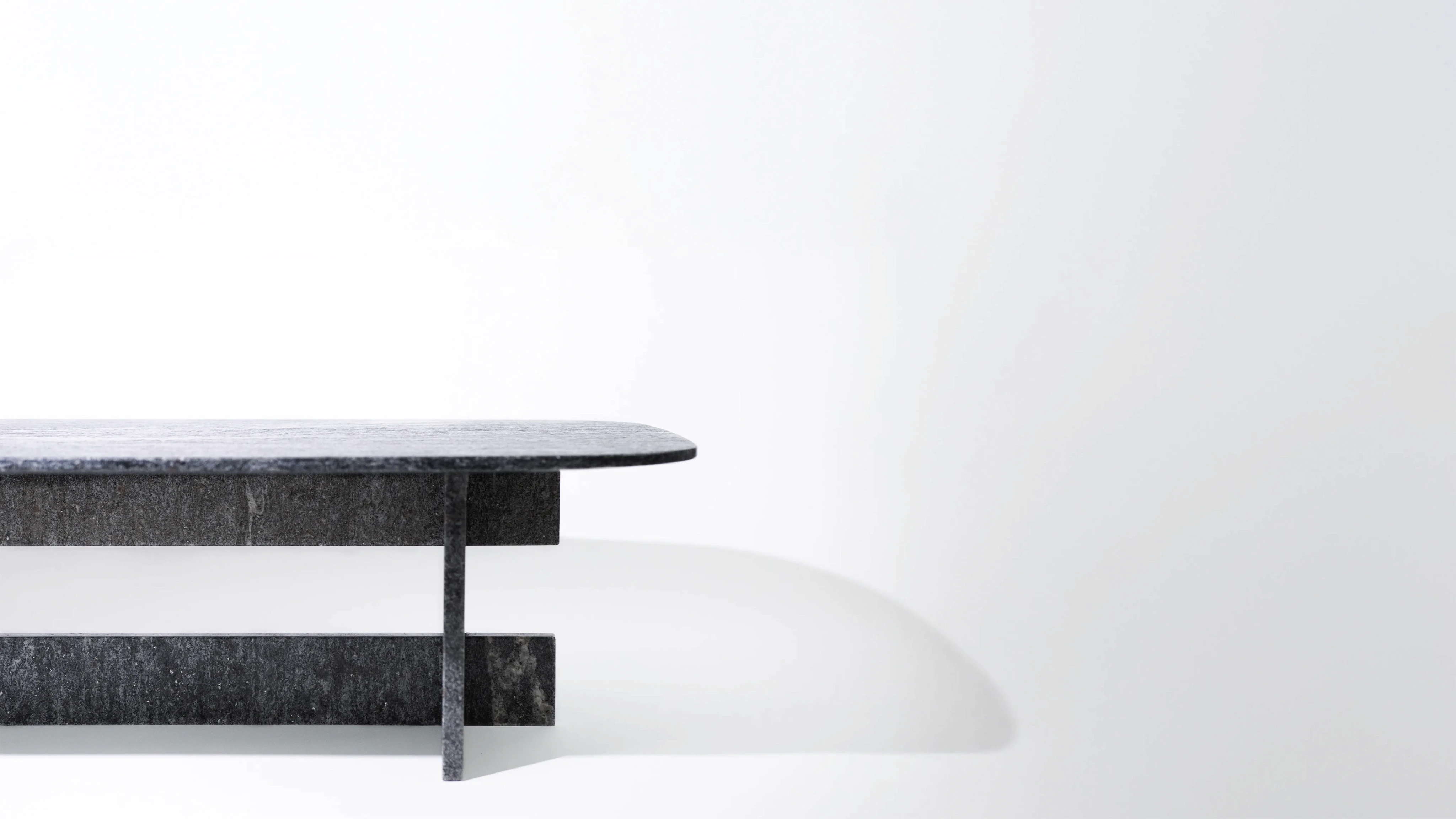 Mesa de piedra gris sobre fondo blanco minimalista