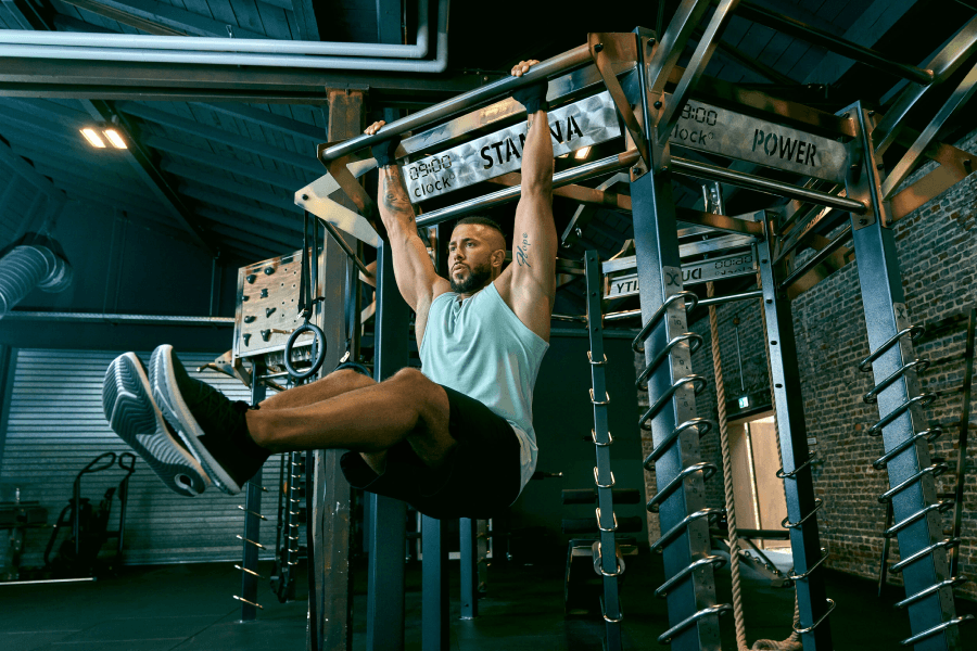 Die Functional Bereiche im XTRAFIT Gym in Deutschland unterstützen die Mitglieder optimal beim Training von Calisthenics im Fitnessstudio.