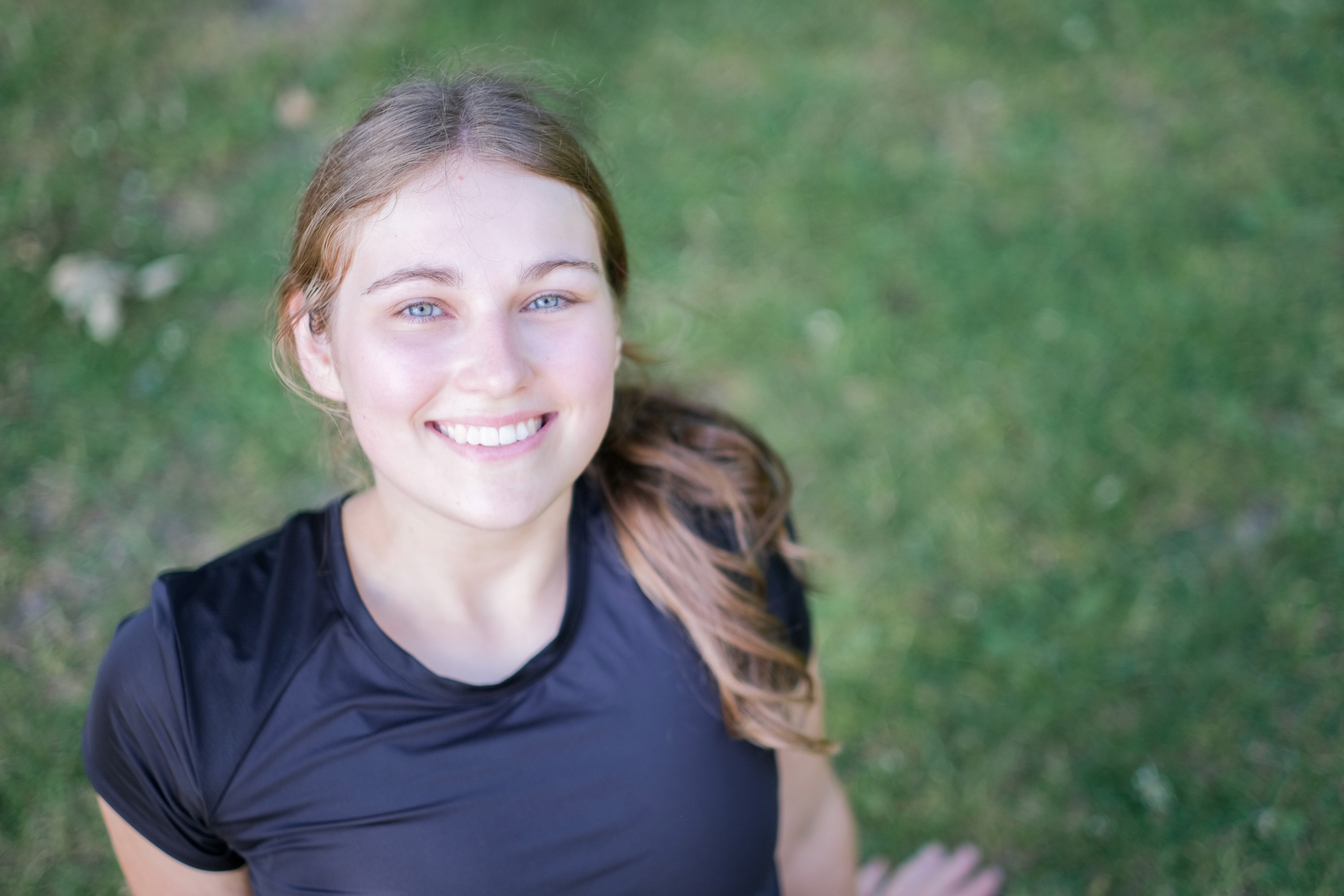 Portraitaufnahme von Dozentin Silke Janßen, junge Frau mit offenem Lächeln