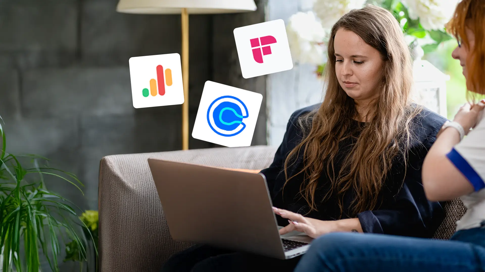 Osoba siedzi przy laptopie i szuka odpowiednich narzędzi do automatyzacji sprzedaży w B2B