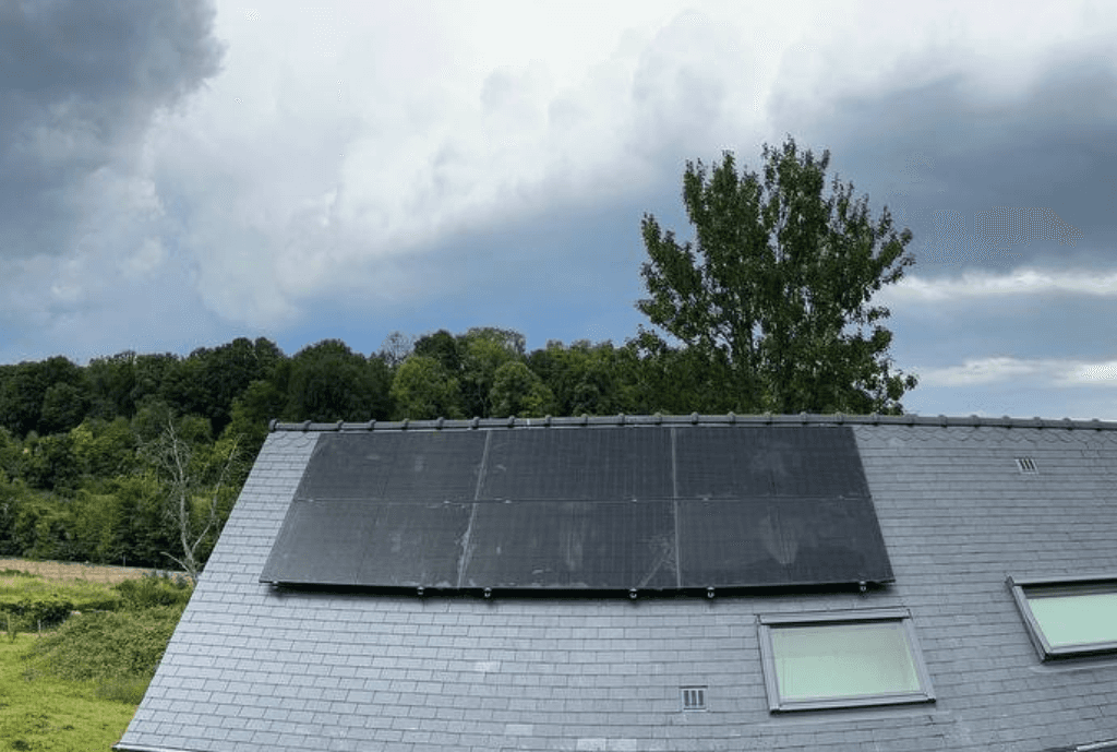 Photo d'un toit d’une maison à Aumale en France équipée de panneaux photovoltaïques dont l'installation a été faite par Solarock.