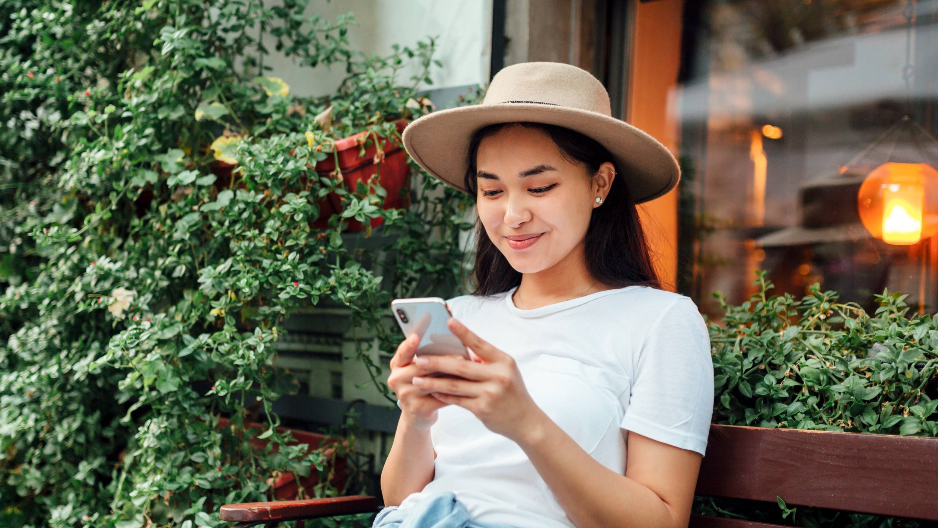 一位马来西亚餐厅顾客正在用手机发信息