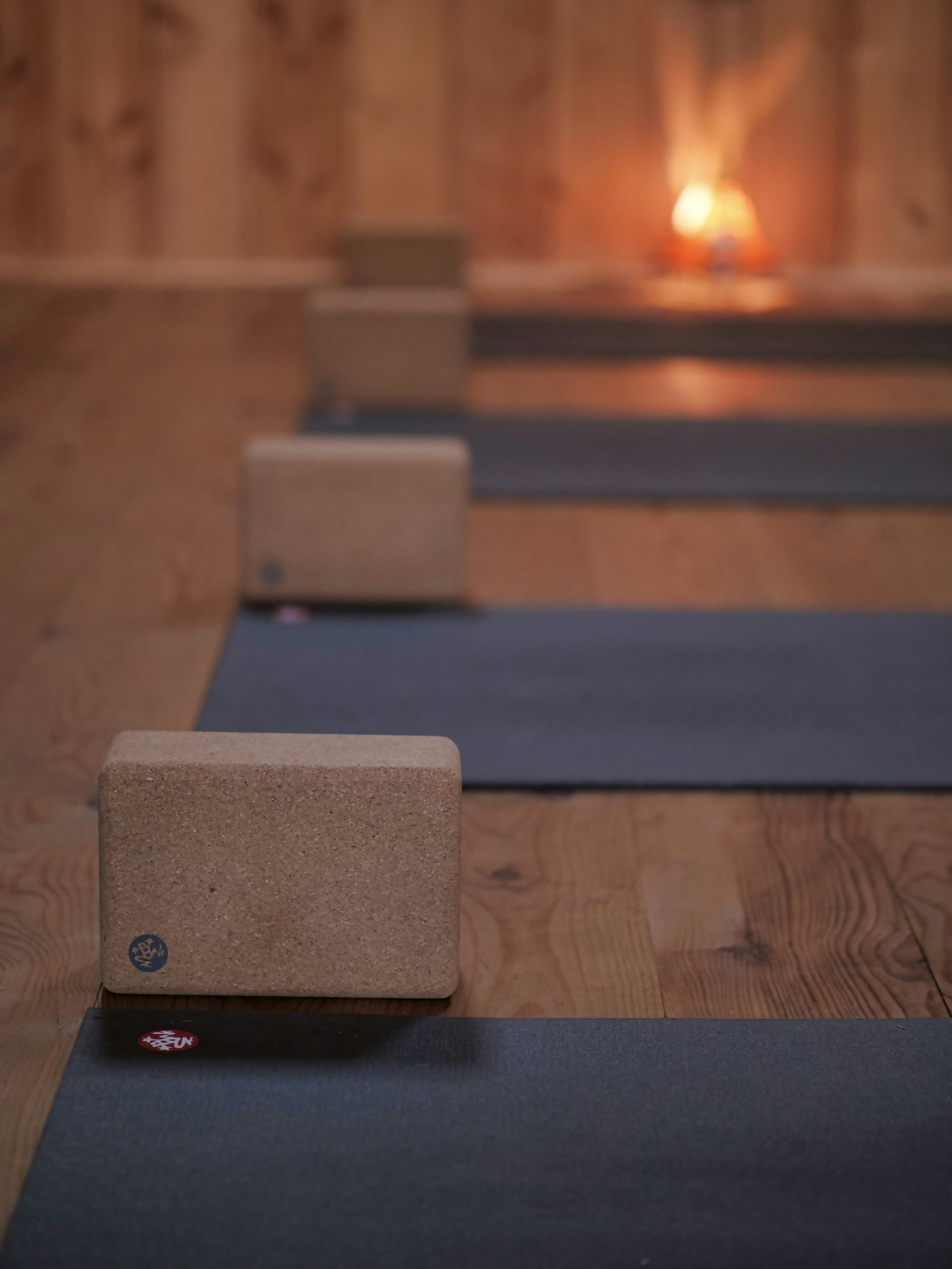 Rangée de tapis de yoga sur un parquet en bois