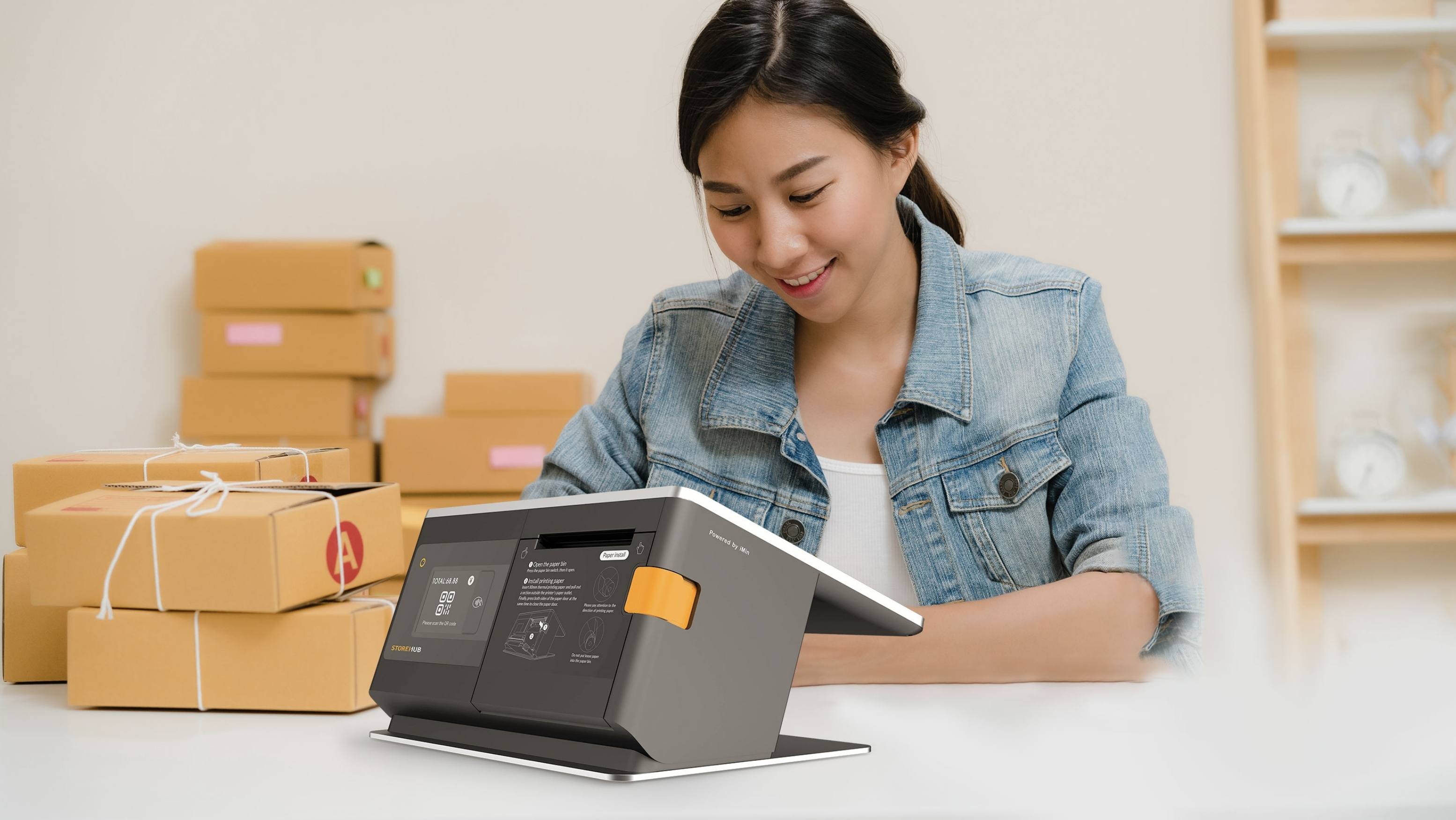 一位商主正在使用她的 StoreHub POS 系统