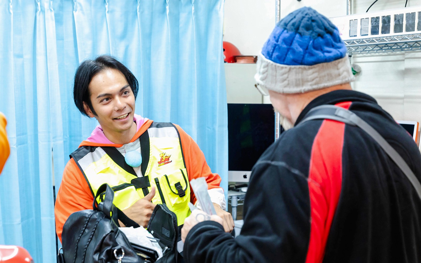 Nhân viên hỗ trợ khách tại Shibuya Go Karting, Tokyo.