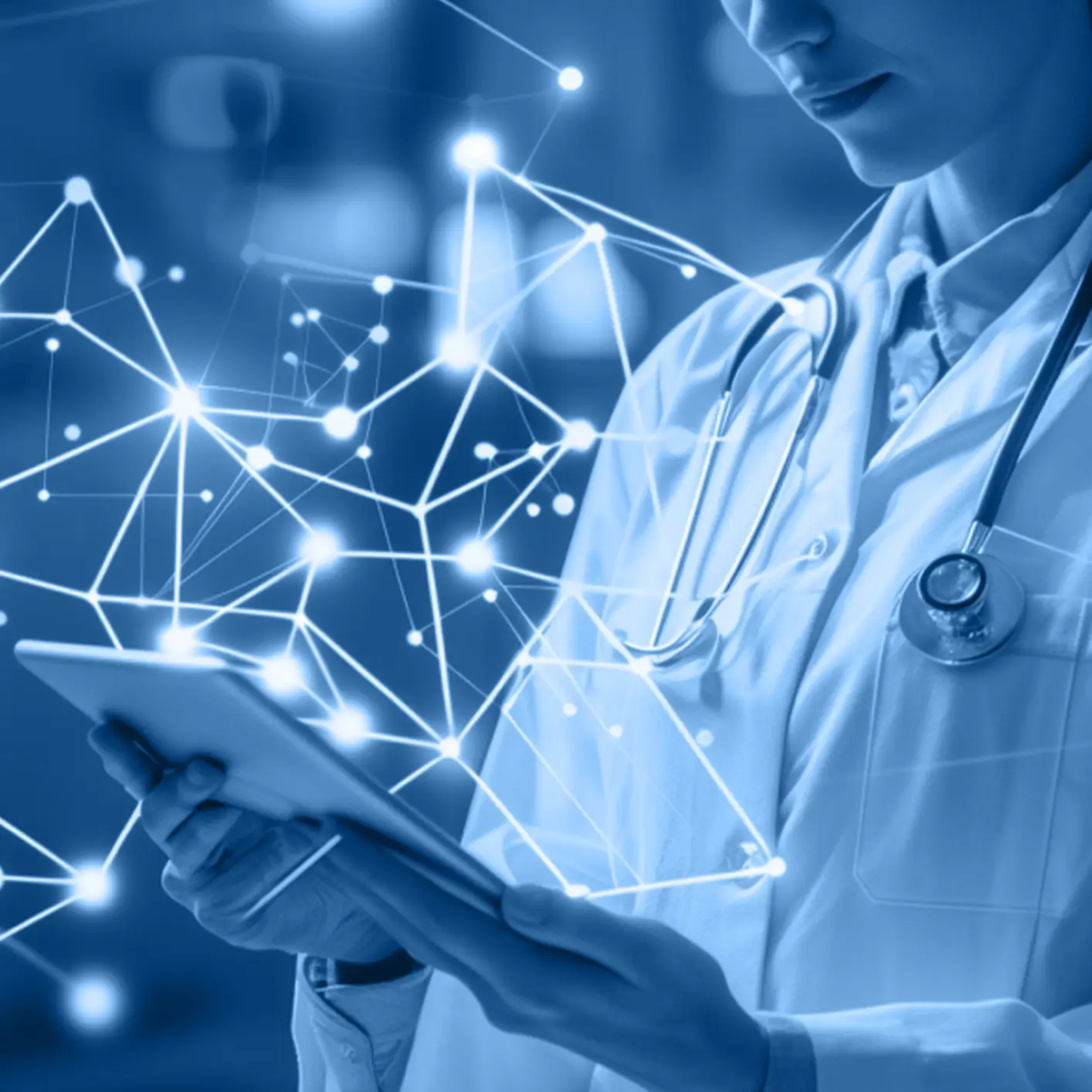 O doctoriță folosește Evolvo aplicația.