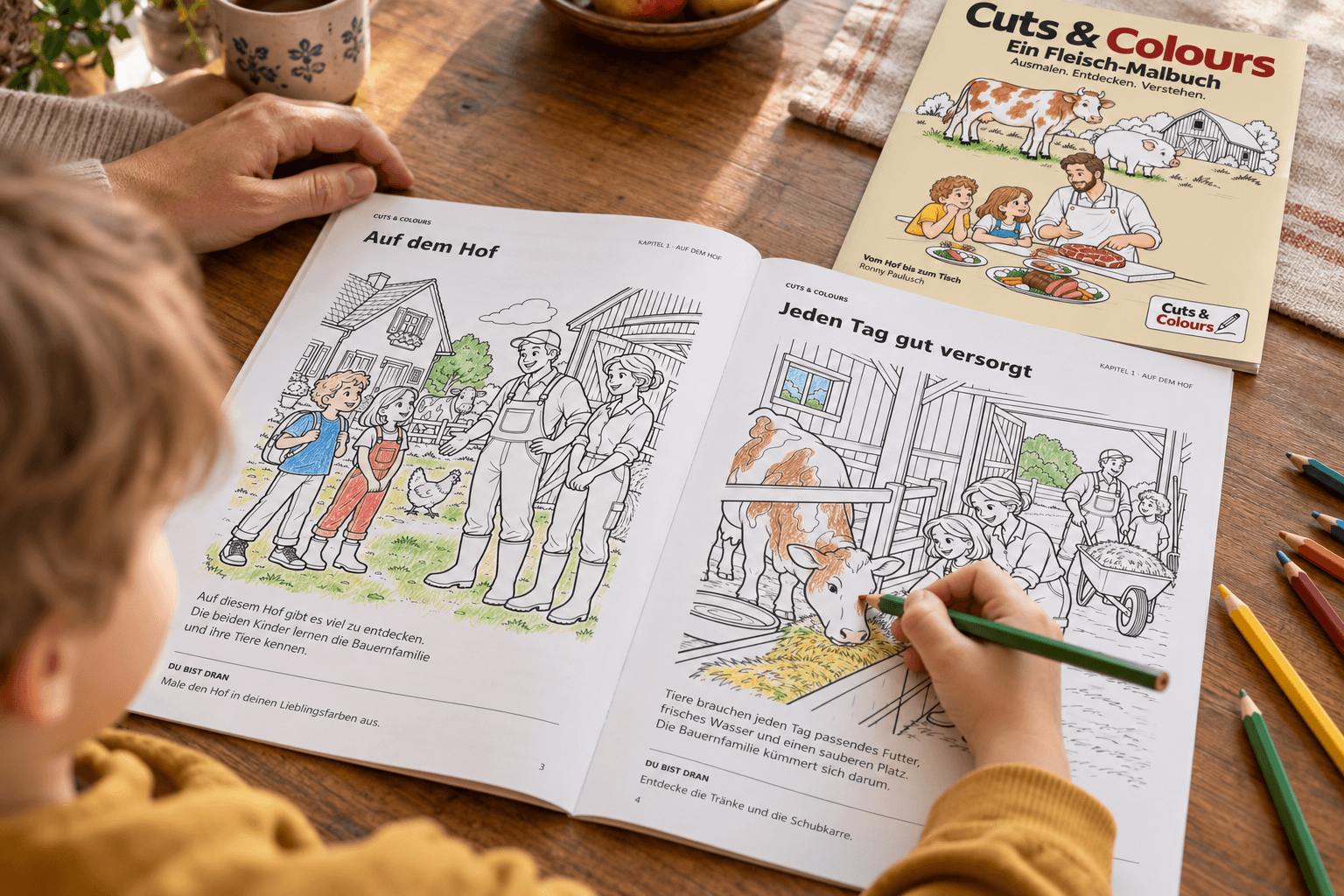 Ein Kind malt mit einem Buntstift eine Bauernhofszene im aufgeschlagenen Malbuch aus; eine erwachsene Person sitzt daneben.