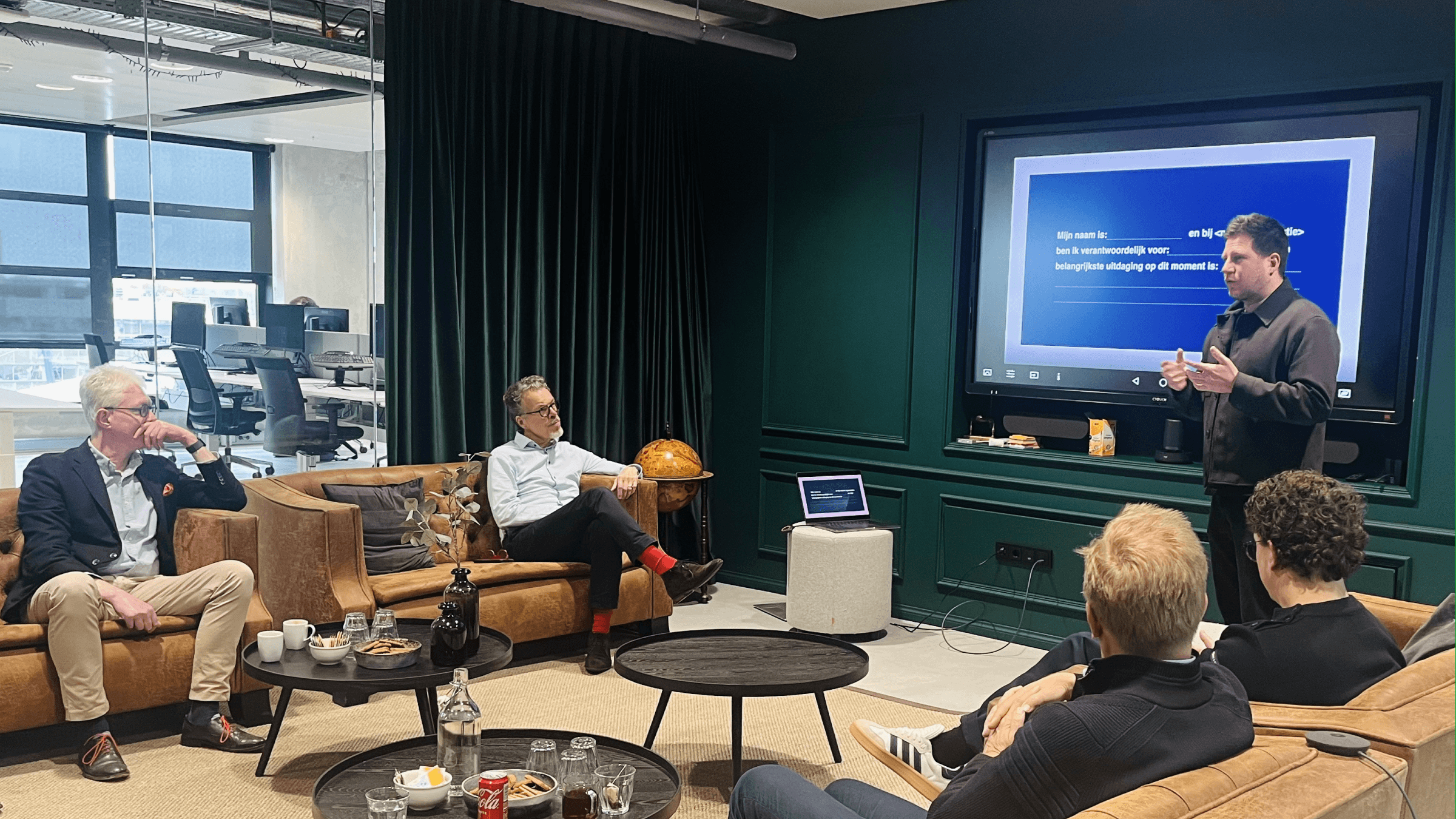 Hand met telefoon en een vooruitstrevende app op het scherm