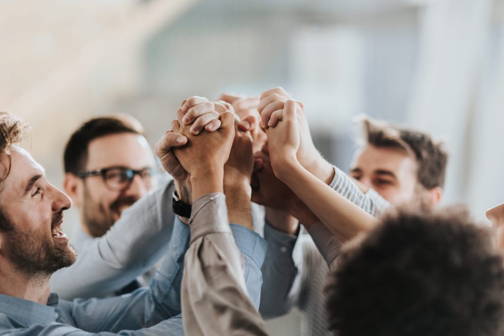 Eine Gruppe von Menschen, die die Hände in die Luft halten