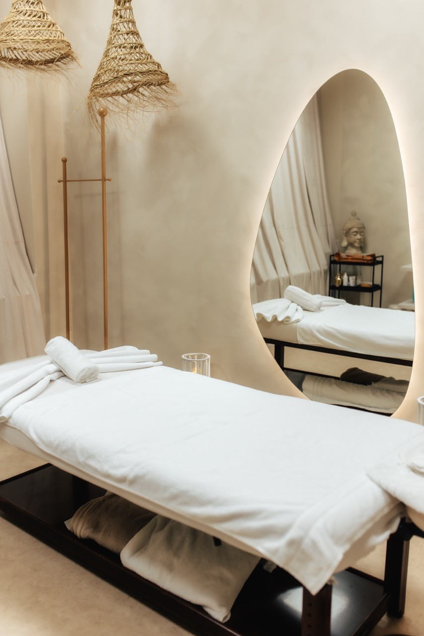 Profesionální thajská masáž a relaxační procedury v salonu tradiční asijské péče LAYA Spa Ritual Teplice včetně dekorací