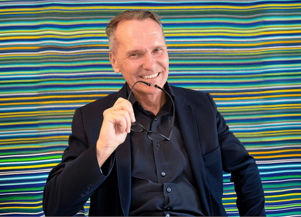 Porträt von Patrick Weber der in die Kamera lächelt.