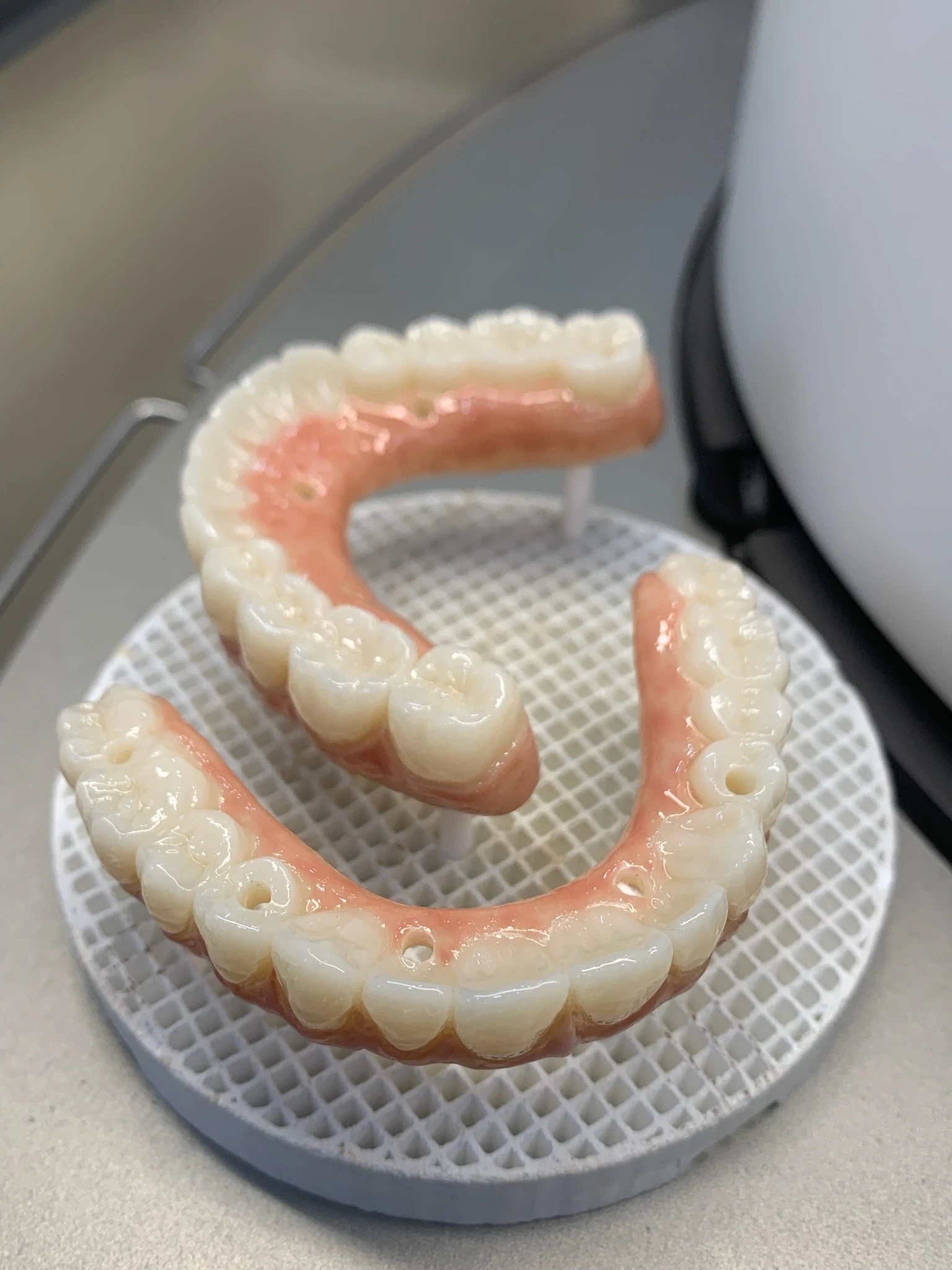 Implante dental colocado sobre modelo protésico