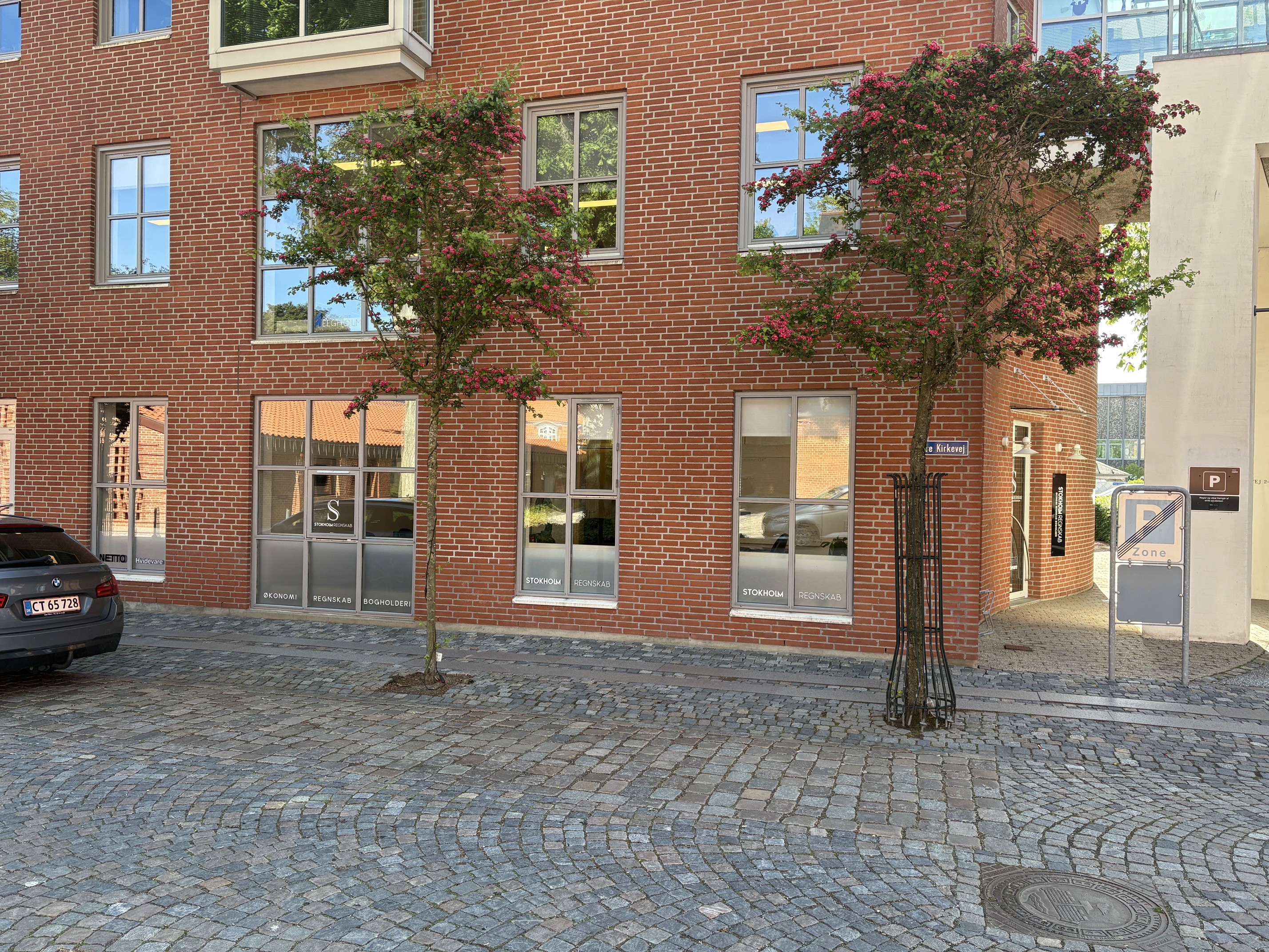 Stokholm Regnskab kontor i Herning med rød murstensfacade, vinduer og skiltning for regnskab og bogholderi