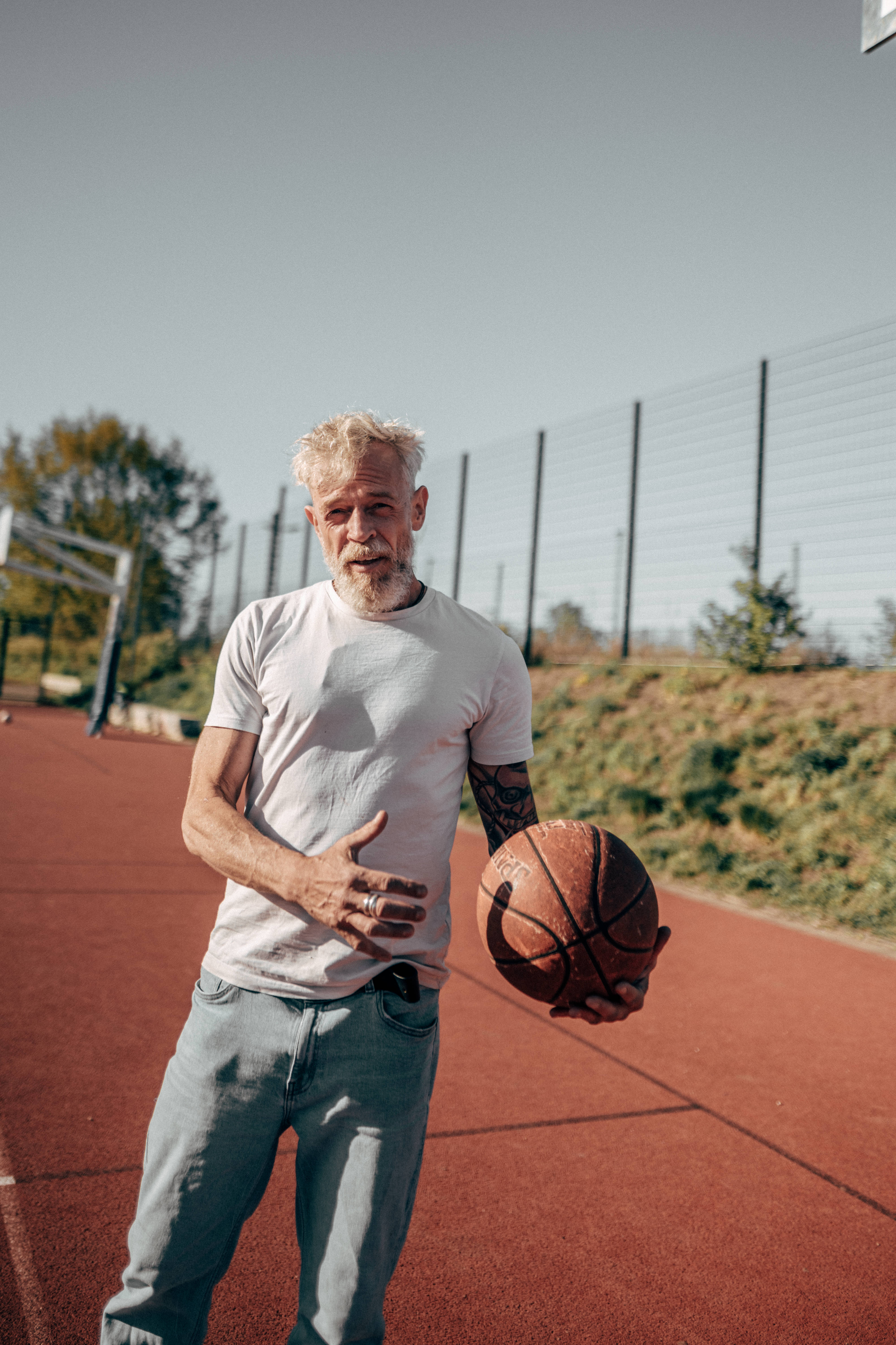 sportliche bewegte szne mit baskletball ganz körper best ager model sport fitness