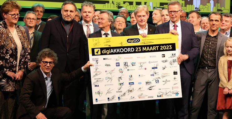 Jeroen Coenders signing the digiakkoord