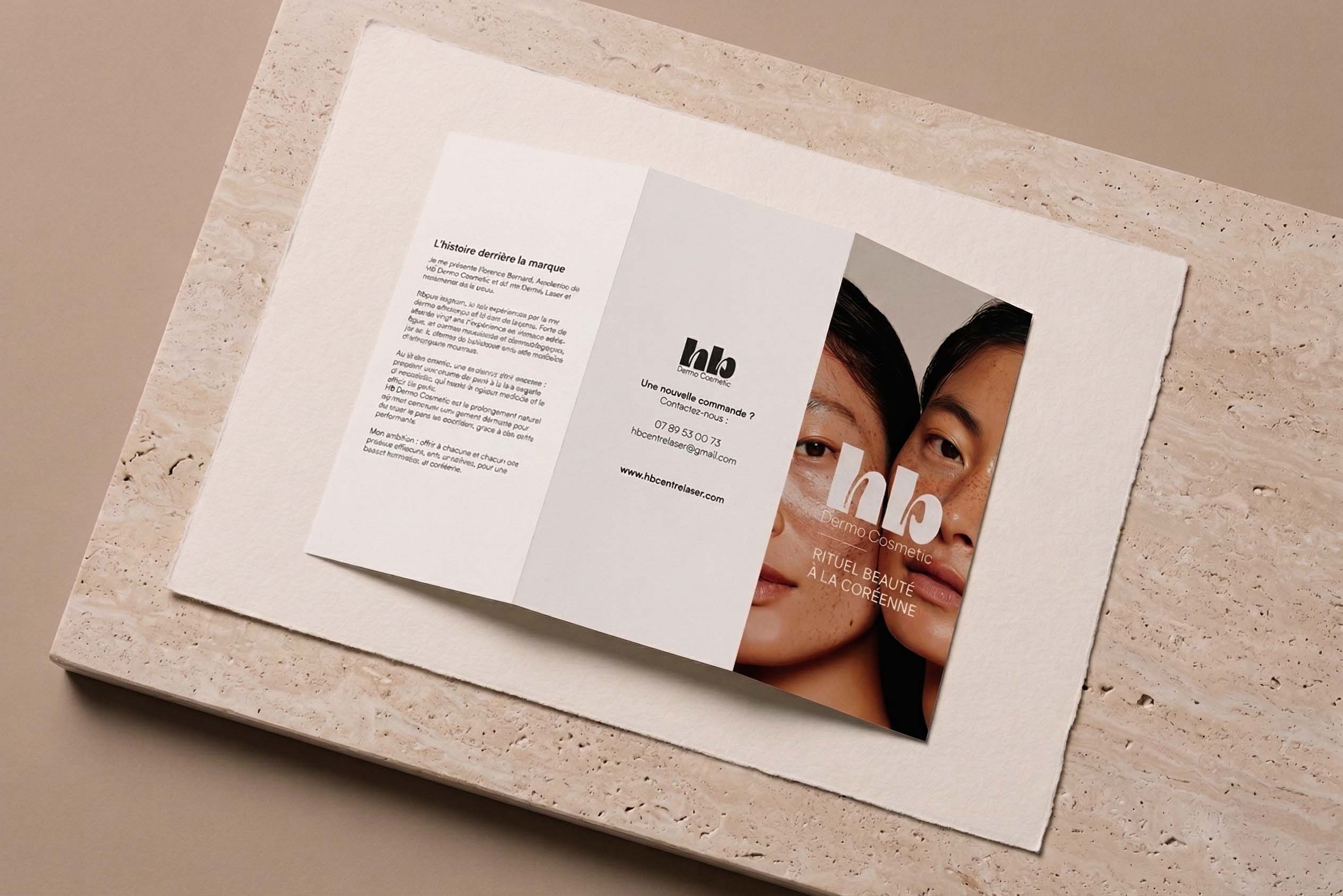 extérieur d'une brochure pour une gamme de cosmetic