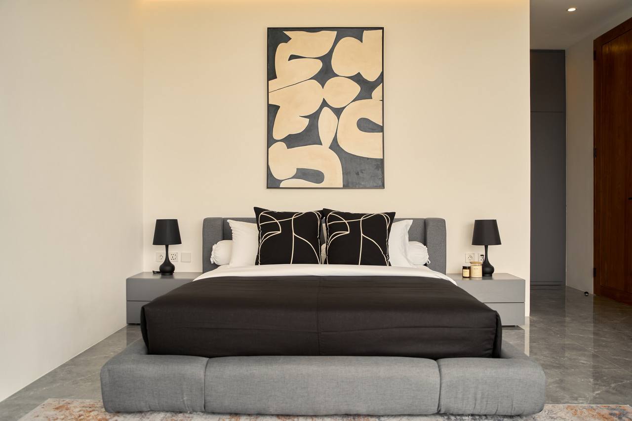 Stylish 3-bedroom villa with rice field views in Canggu, Padonan