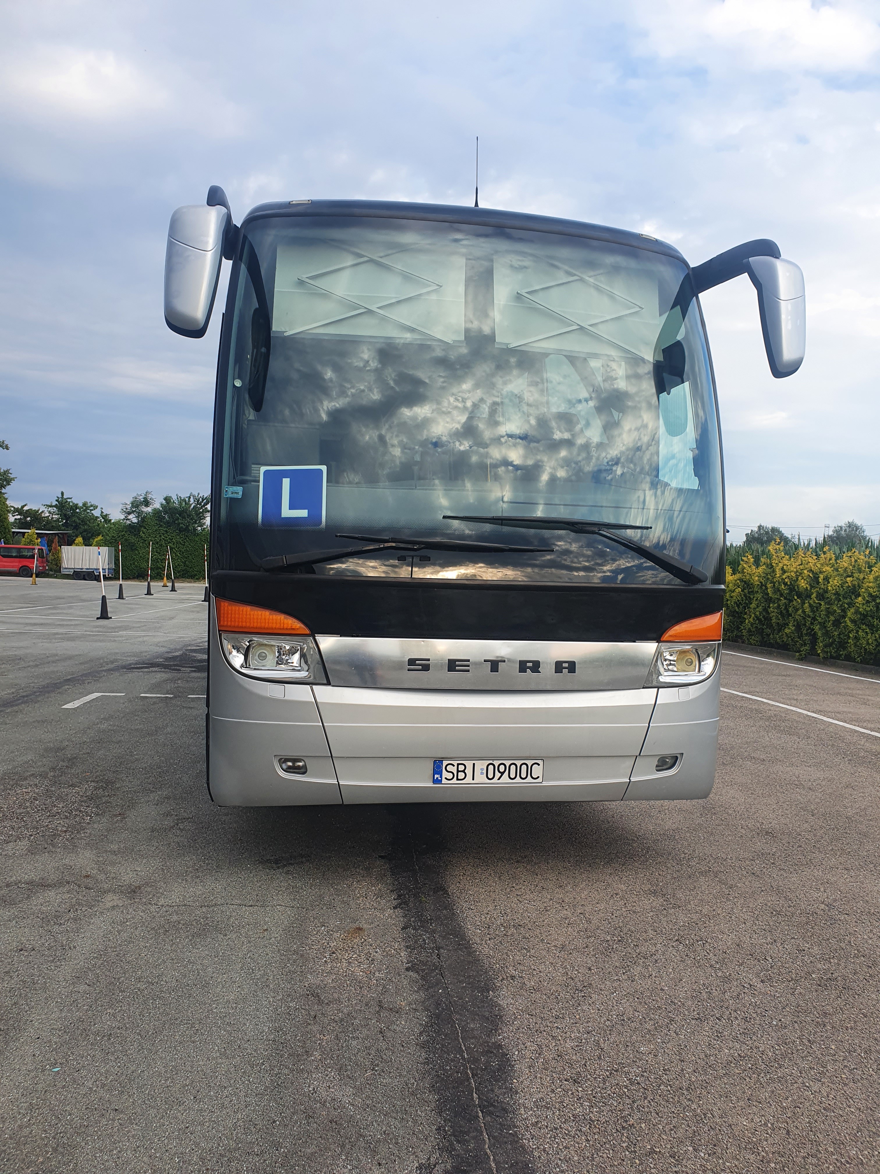 Nowoczesne pojazdy szkoleniowe CKZ Cypcer z pełnym wyposażeniem do nauki jazdy w bezpieczny sposób.