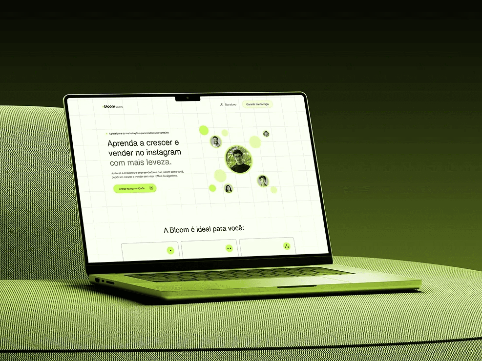 Tela de um laptop moderno exibindo uma Landing Page chamada BlackPass, um conjunto de cursos de design