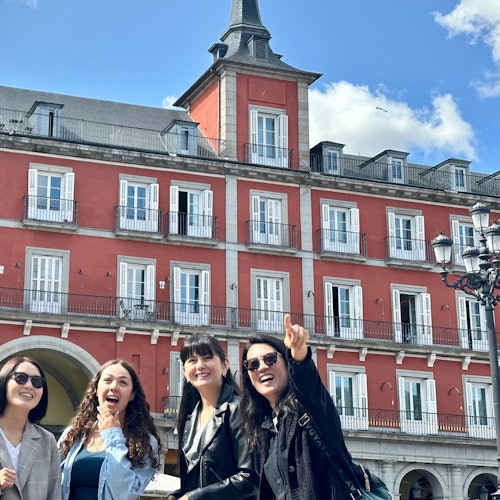 Групата, която разглежда Пласа Майор