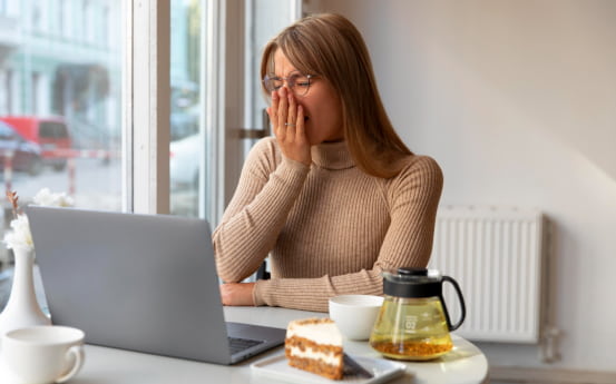 Втомлена жінка на роботі