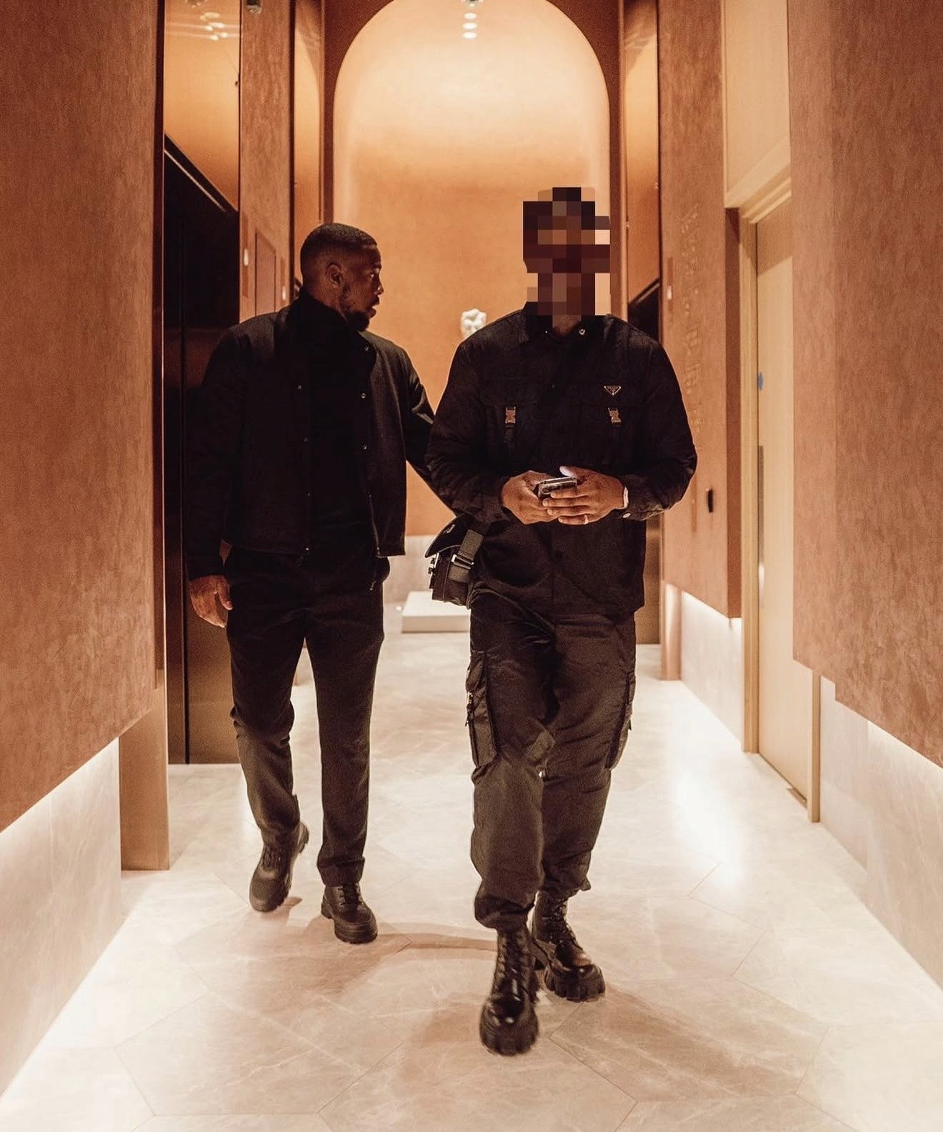 man in white crew neck t-shirt