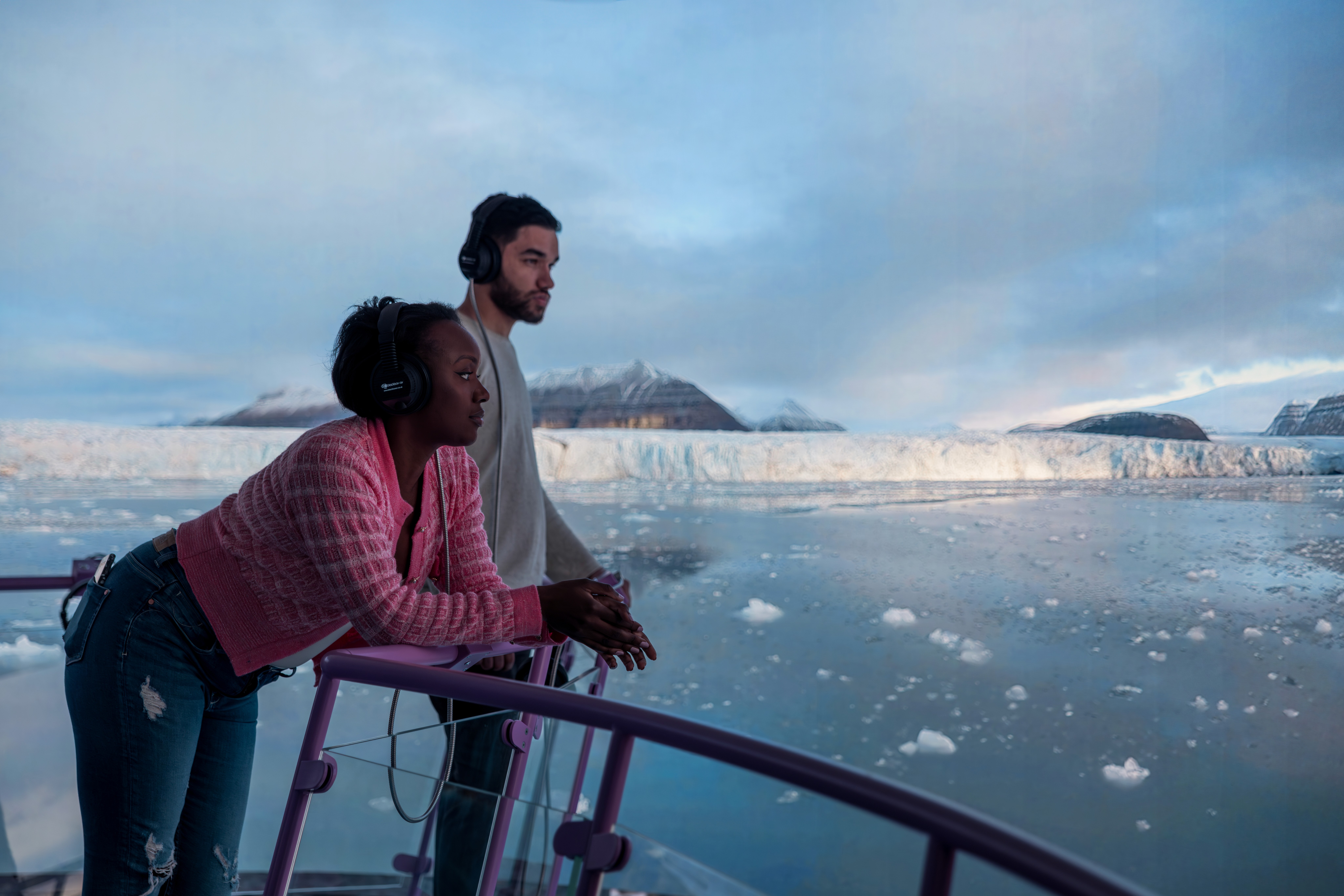 Två kvinnor promenerar i World of Volvo showroom