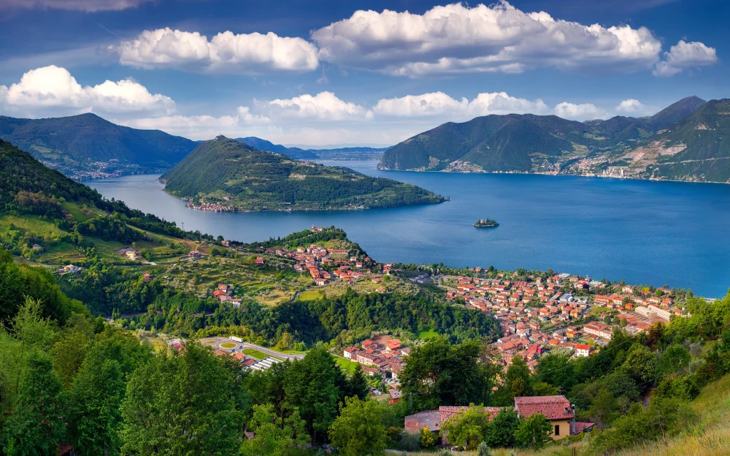 Lago Isola i Lombardia, Italia | Expa Travel