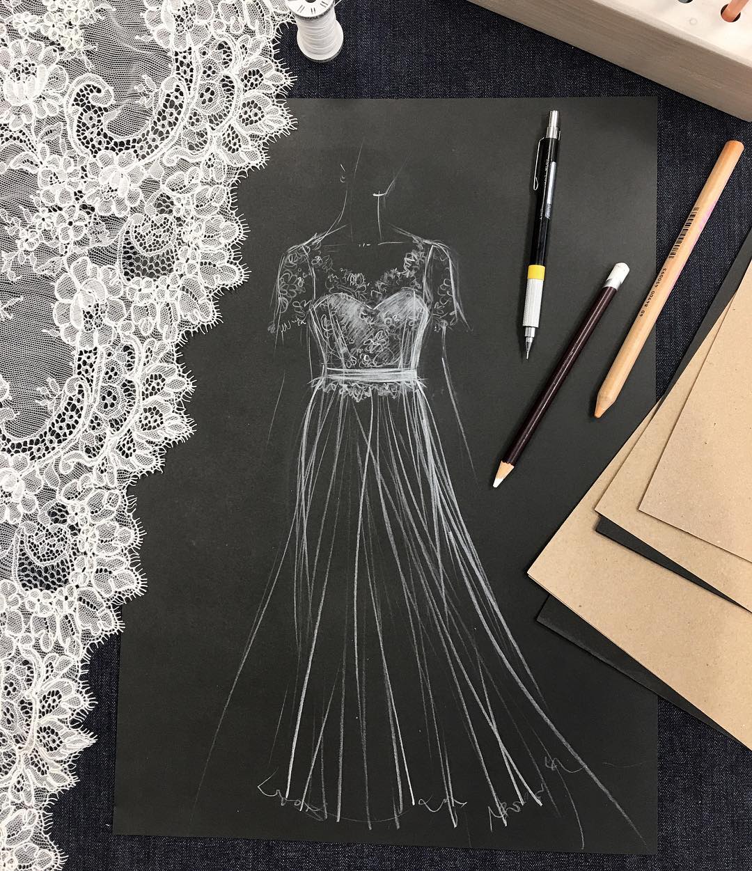 detail van de trouwjurk met kant en elegante sleep, handgemaakt in bruidsatelier